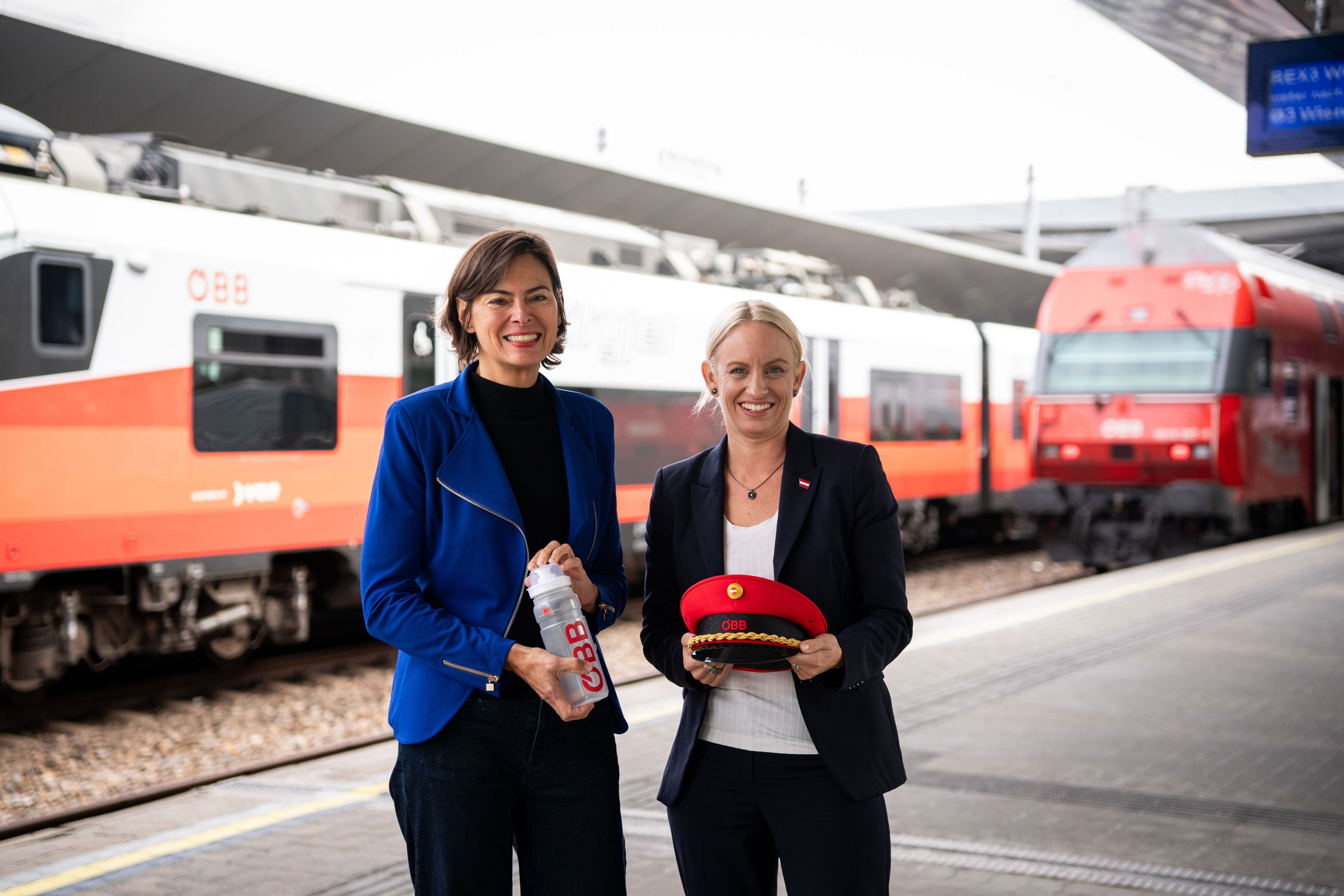 Sportstaatssekretärin Michaela Schmidt (r., SPÖ) und ÖBB-Infrastruktur-Vorständin Silvia Angelo: Gemeinsames Projekt im Spitzensport