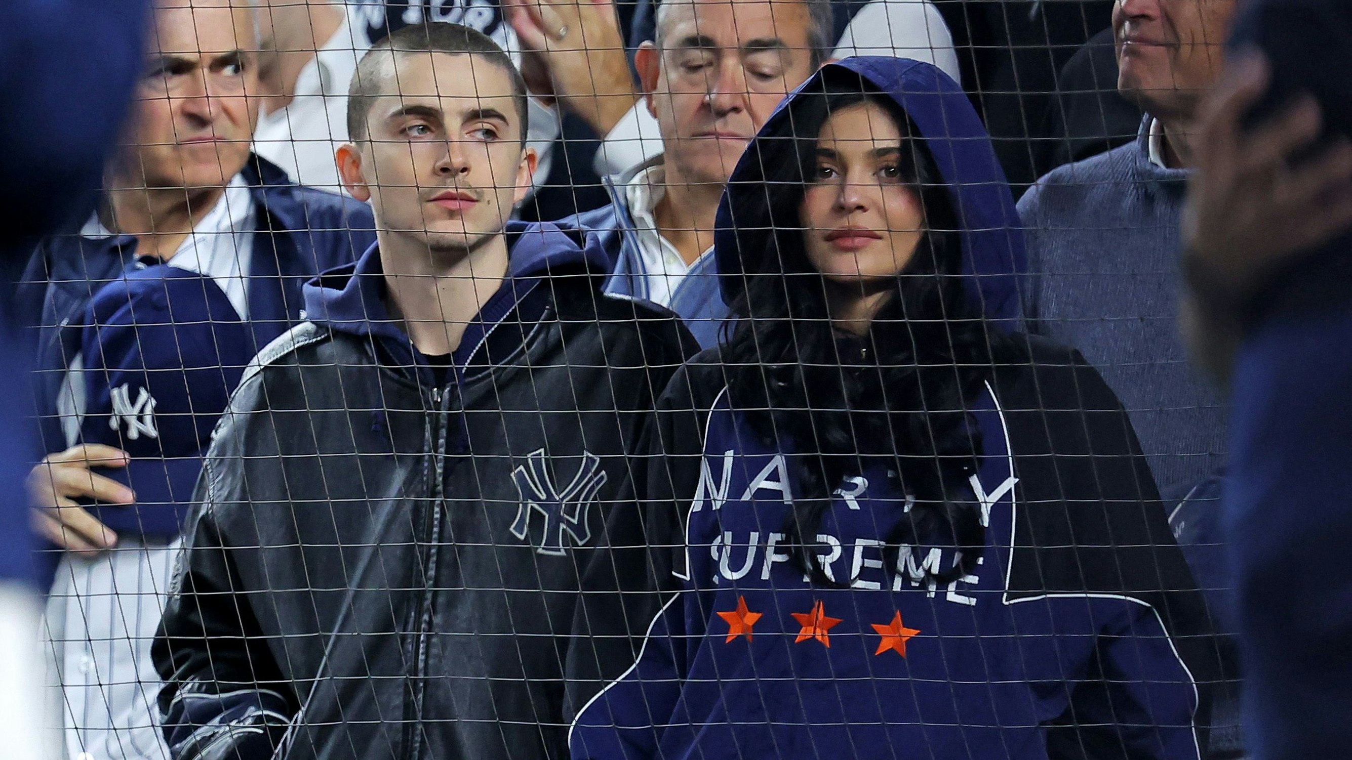 Timothée Chalamet und Kylie Jenner waren gemeinsam im Yankee Stadium - er mit Buzzcut, sie mit Kapuze.