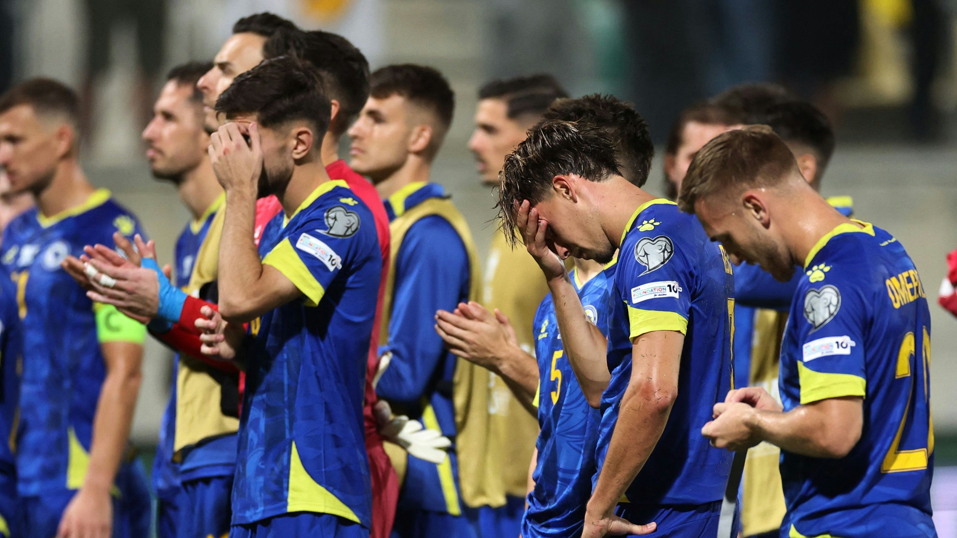 Den Bosnien-Spielern steht die Enttäuschung in die Gesichter geschrieben.