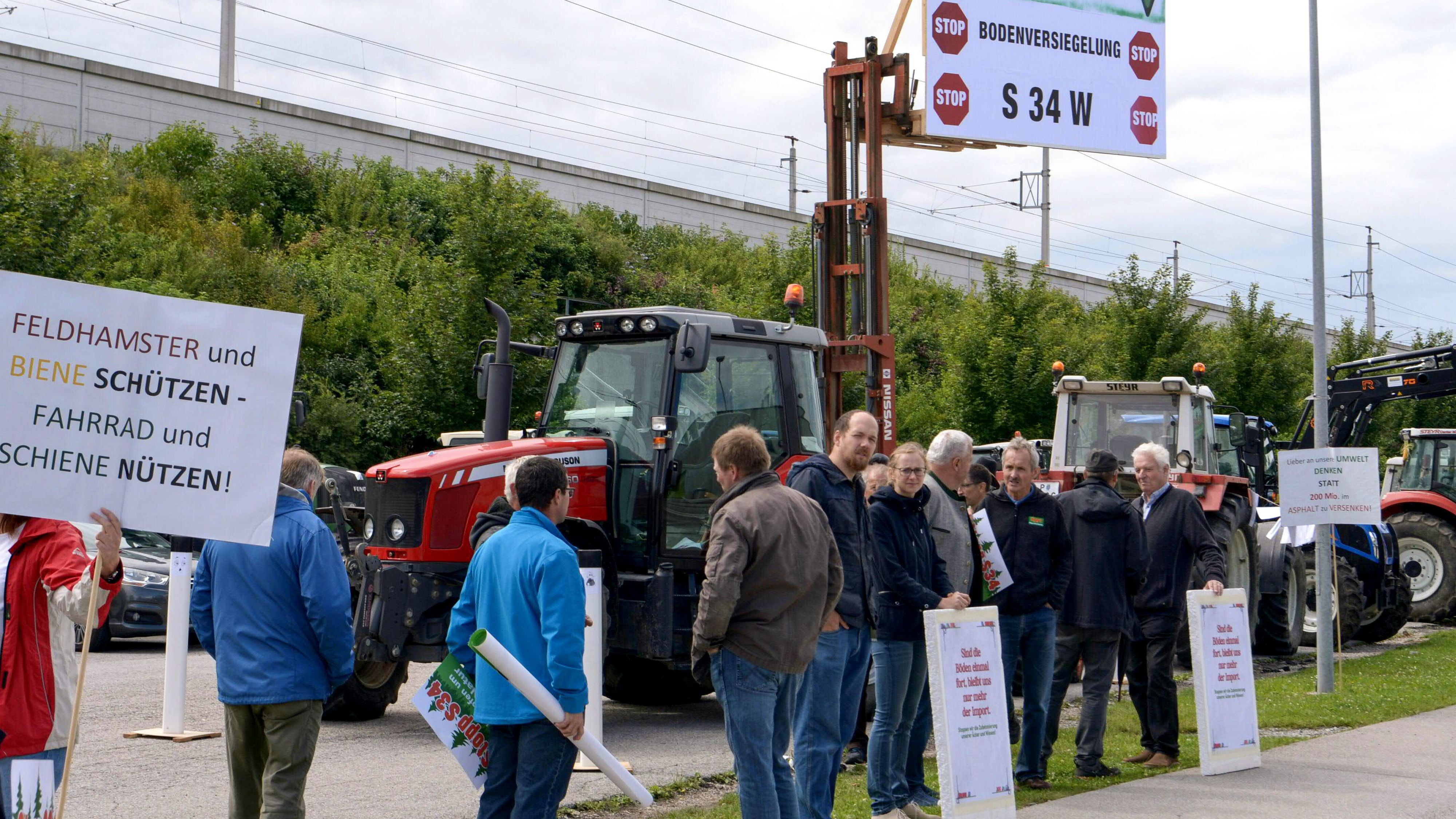 Ein jahrelanger Streit: Hier protestieren 2021 Bauernfamilien gegen den Bau der S34.