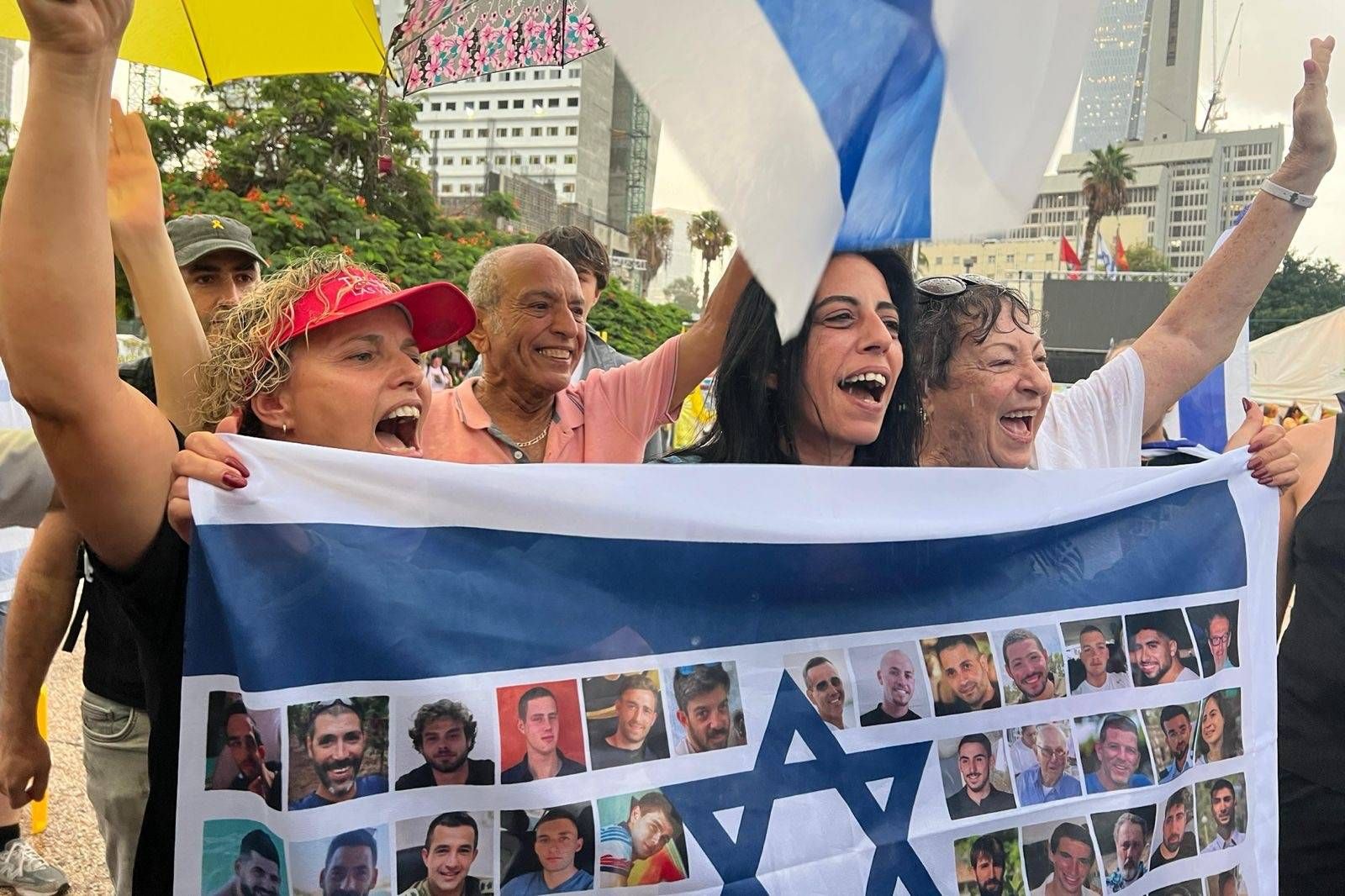 Angehörige und Freunde der Hamas-Geiseln feiern am 9. Oktober 2025 das zwischen Israel und der Hamas unterzeichnete Abkommen.