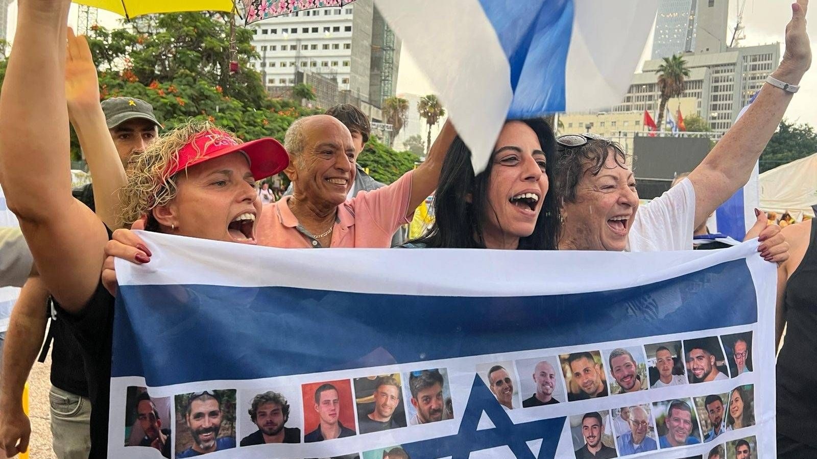 Angehörige und Freunde der Hamas-Geiseln feiern am 9. Oktober 2025 das zwischen Israel und der Hamas unterzeichnete Abkommen.