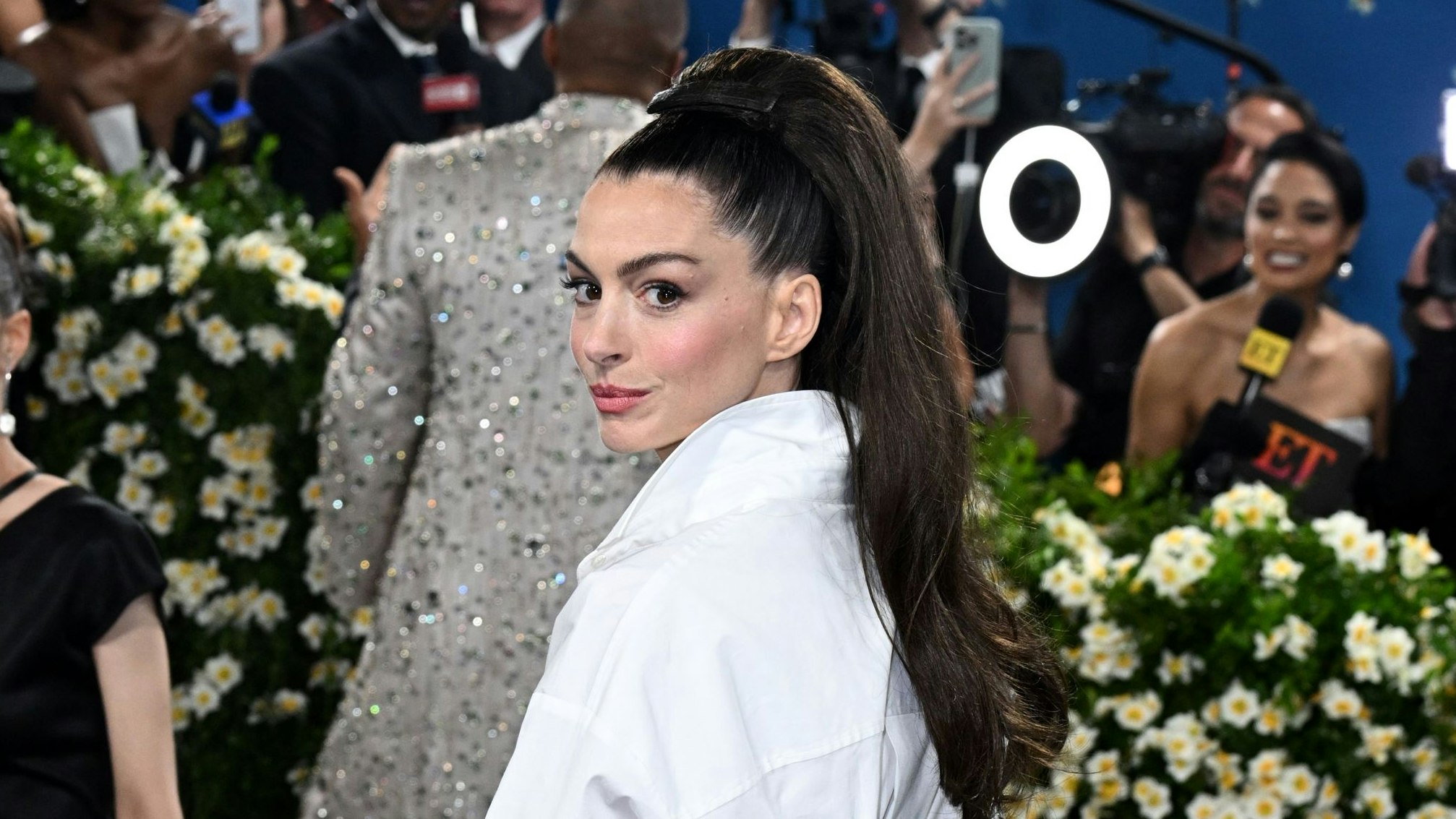 Auch Schauspielerin Anne Hathaway verlässt sich, wie hier bei der Met Gala, gerne auf den straffen Look.