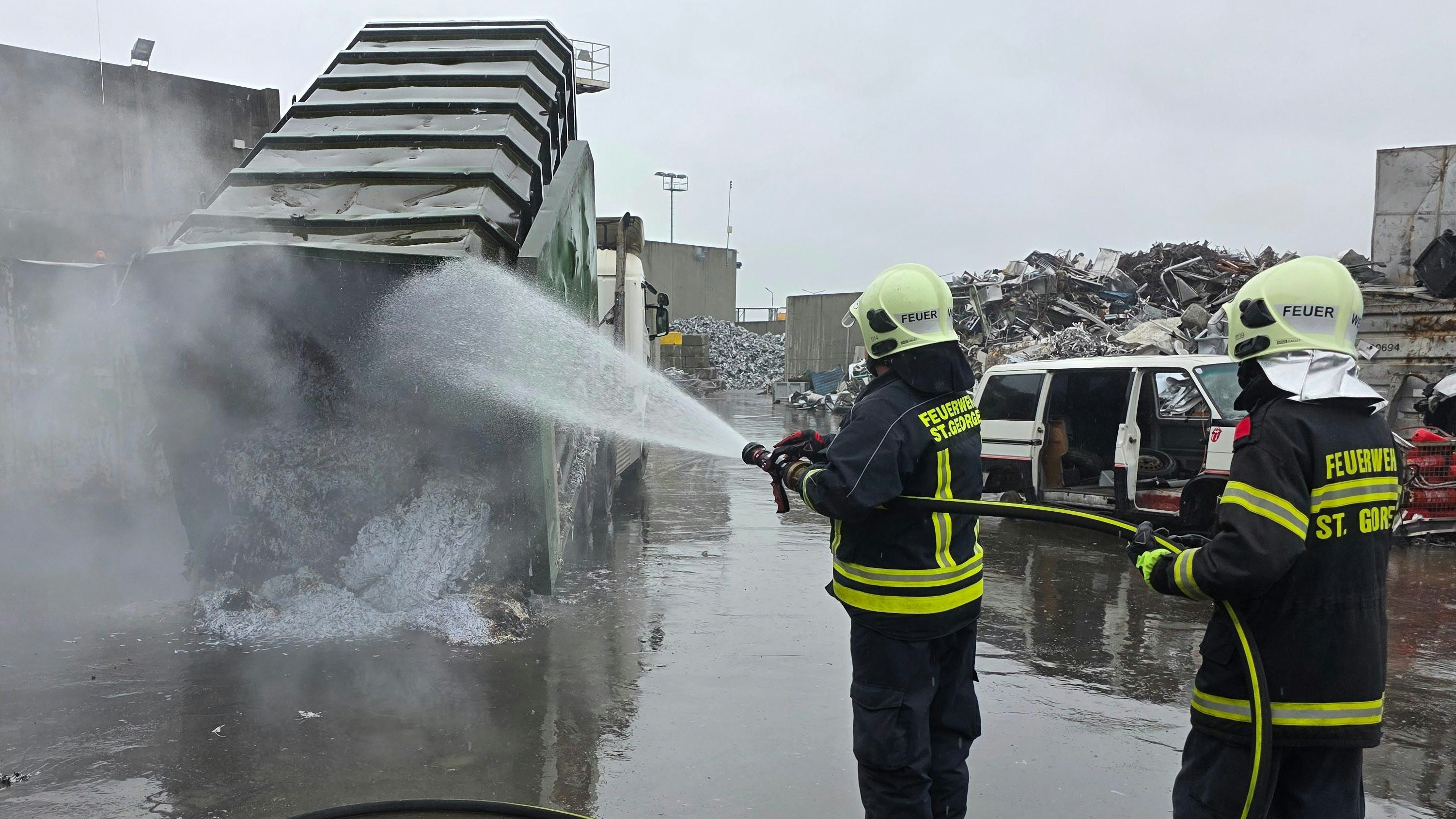 Heute.at - Containerbrand – Feuerwehr konnte rasch helfen