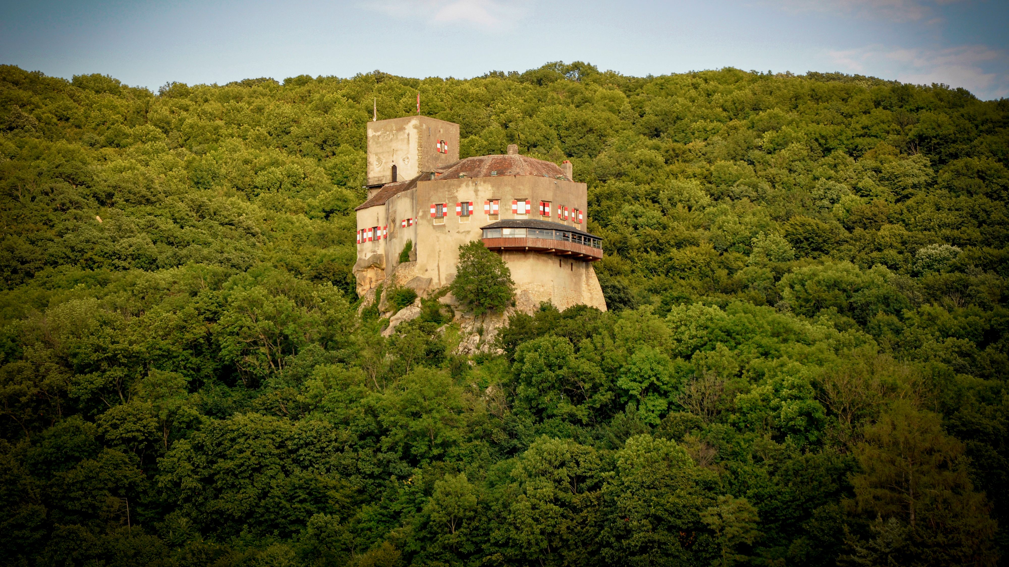 Die Burg Greifenstein in Niederösterreich thront hoch über der Donau vor Wien.