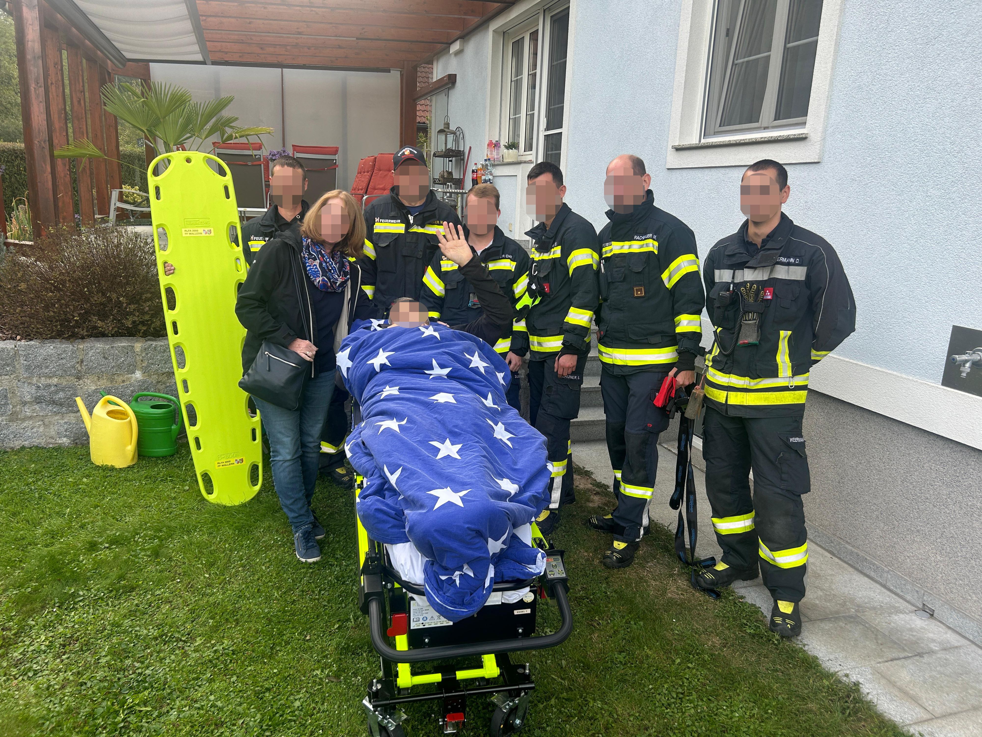 Mithilfe der Feuerwehr konnte der Todkranke noch einmal in seine Wohnung.