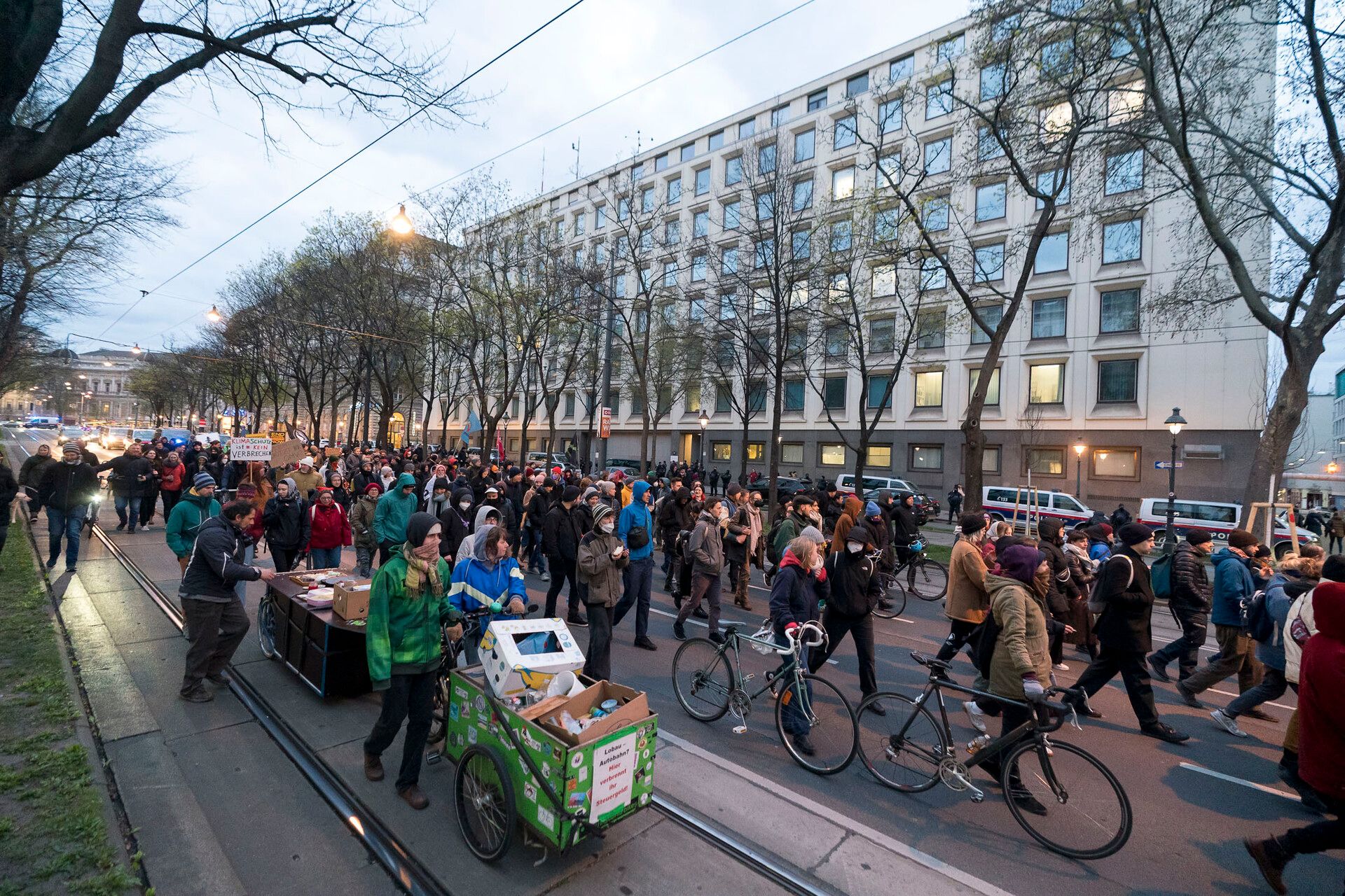Archivbild eines Demonstrationszuges am Ring in Wien.