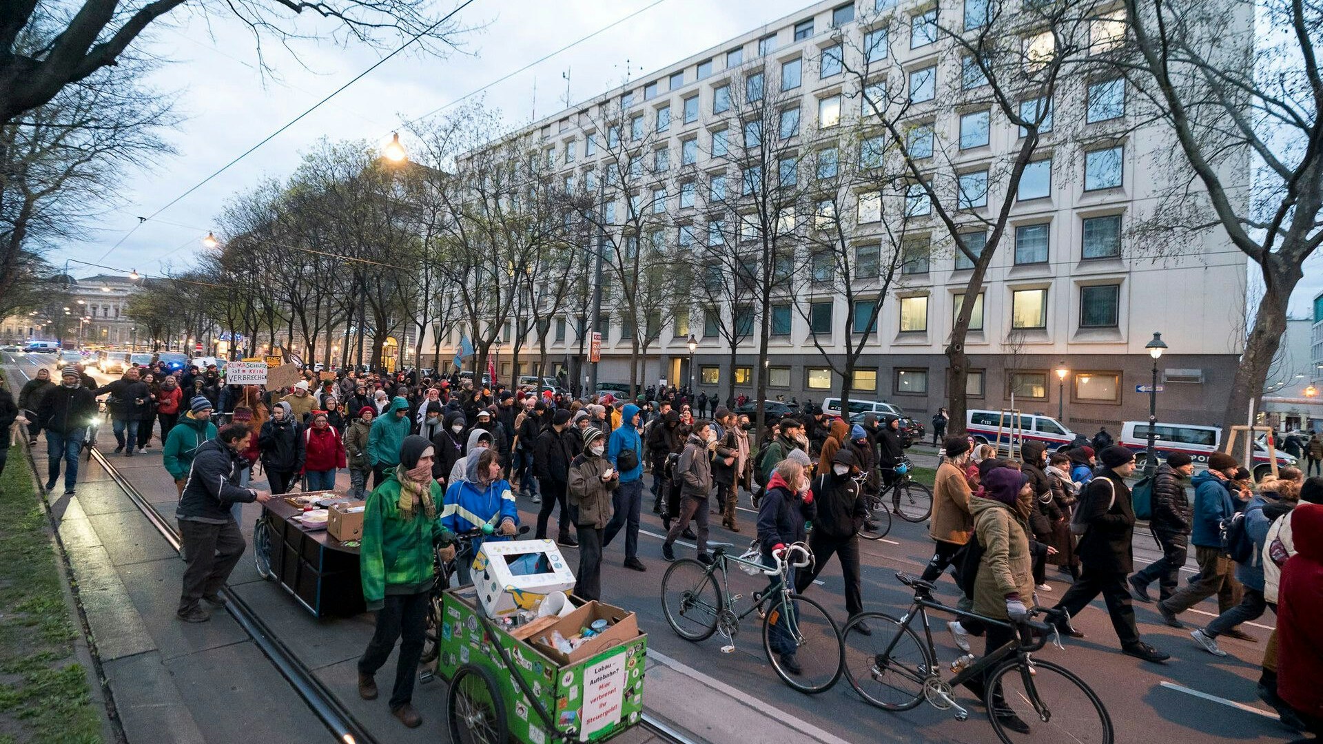 Heute.at - Achtung! Gleich zwei Demos legen jetzt den Ring lahm