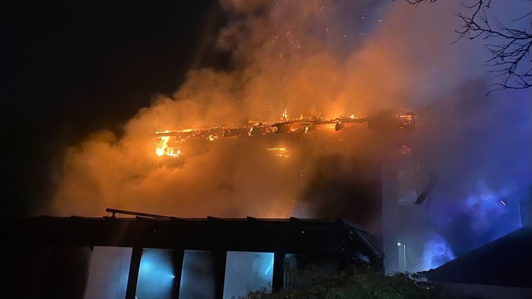 Heute.at - Wohnhaus brennt! Flammen reißen Mama & Kind aus Schlaf