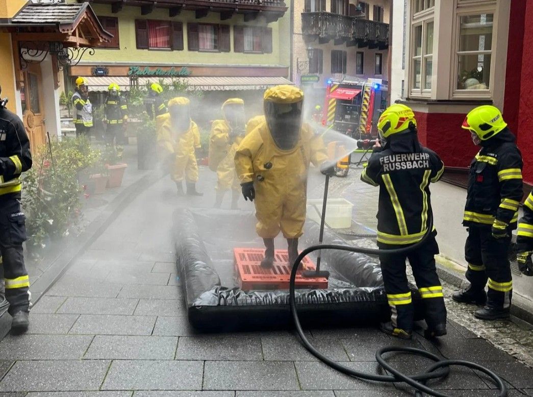 Filmreifer Einsatz der Feuerwehr im legendären Weißen Rössl in St. Wolfgang.