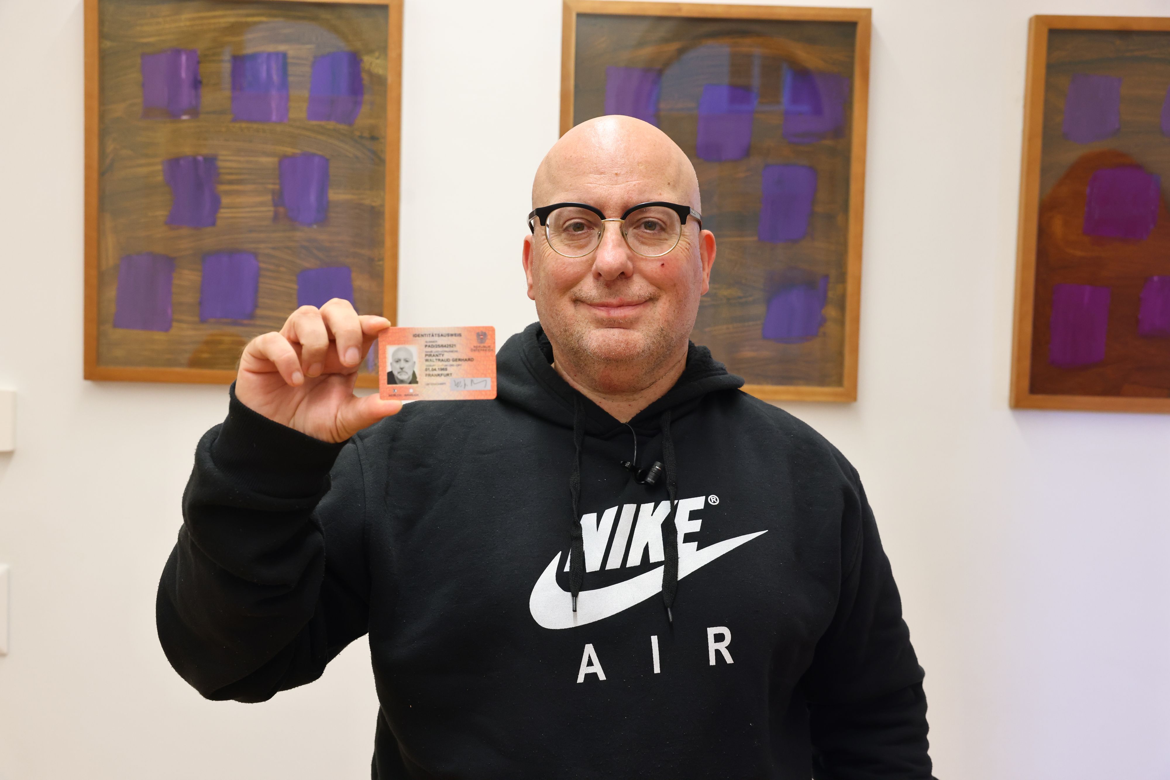 Frau Waltraud weist sich aus – sie brachte ihren offiziellen Ausweis mit zu <em>