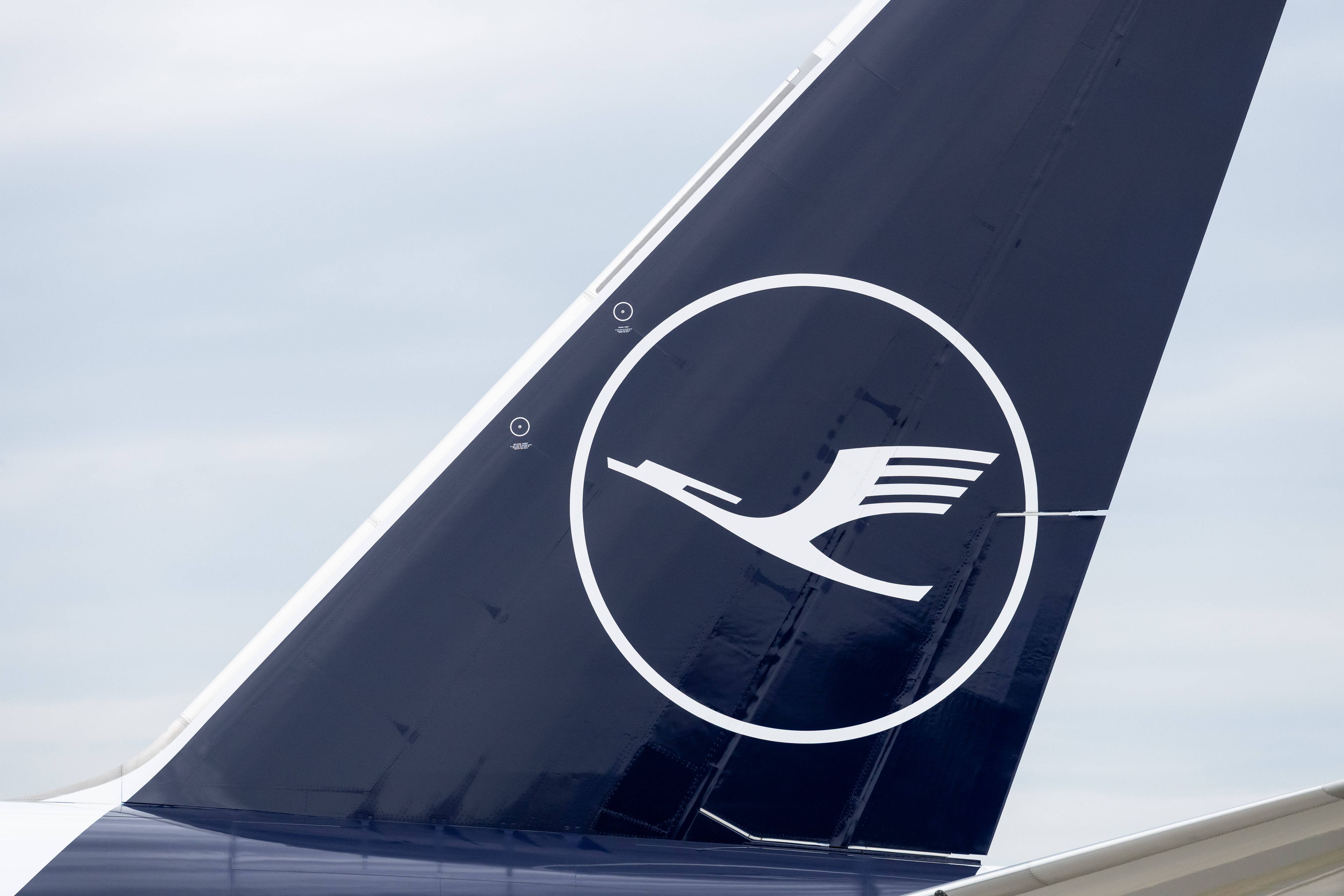 Das Logo der Fluggesellschaft Lufthansa auf einer Boeing 777.