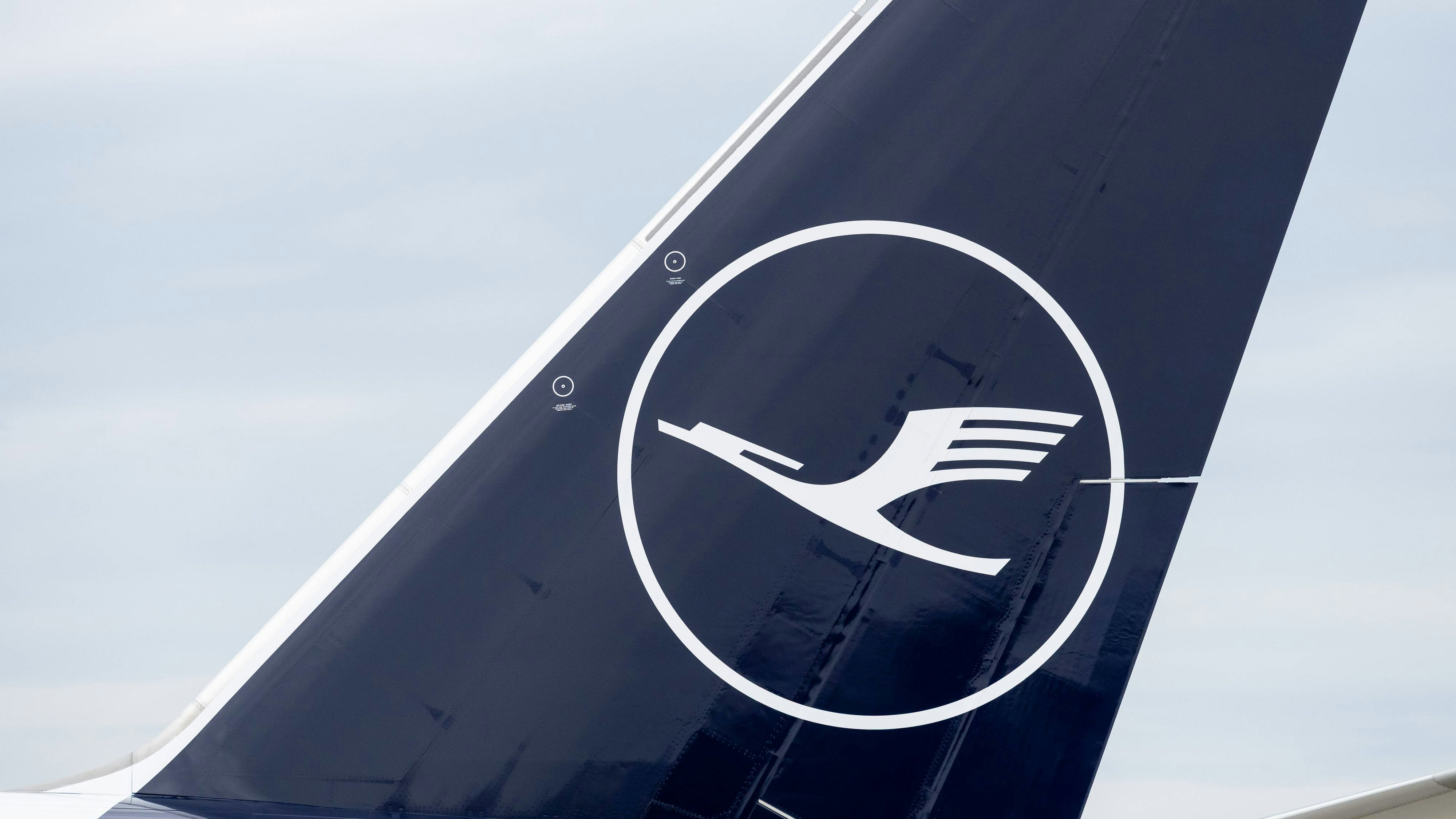 Das Logo der Fluggesellschaft Lufthansa auf einer Boeing 777.