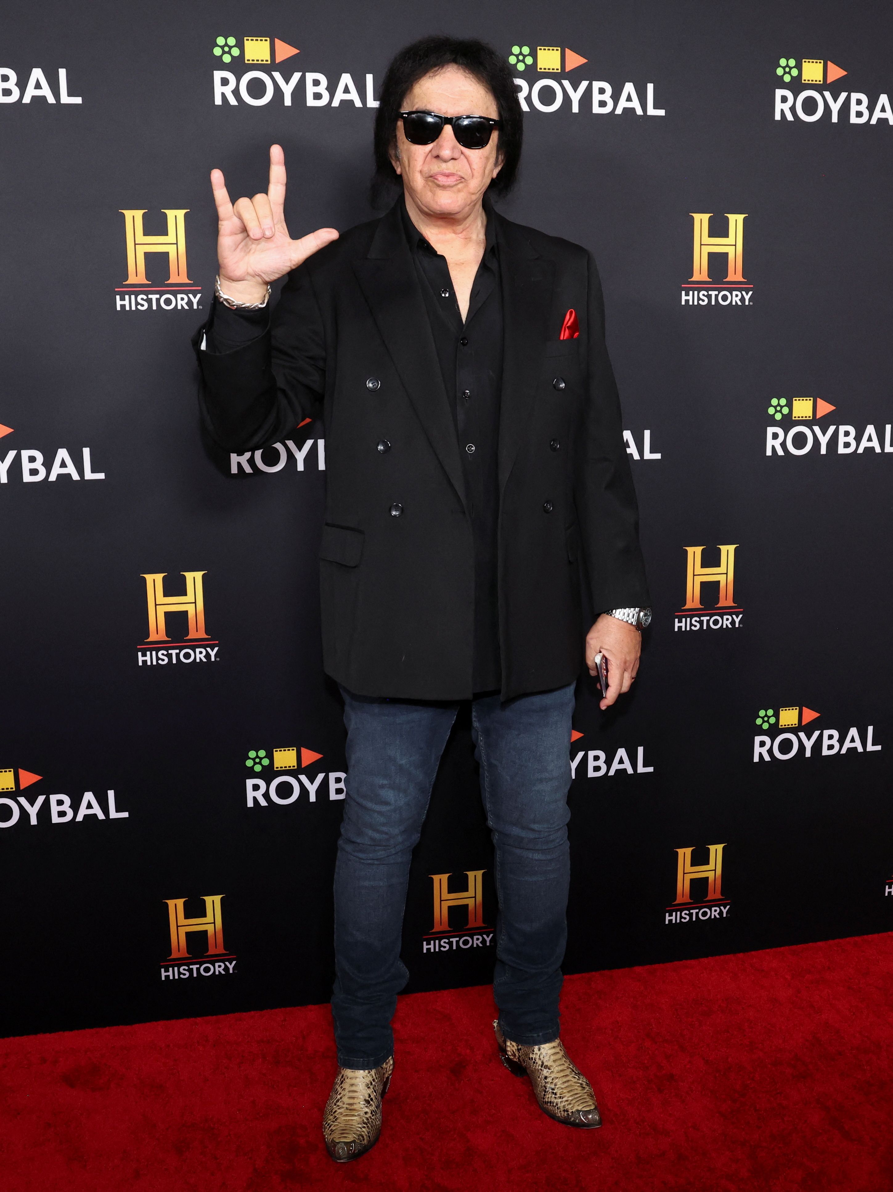 Kiss-Rocker Gene Simmons ist ohnmächtig gegen ein geparktes Auto gefahren.