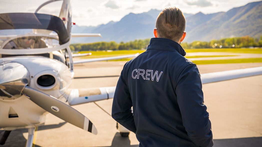 Ein 23-Jähriger gab sich als Pilot aus und ergaunerte so tausende Euro.