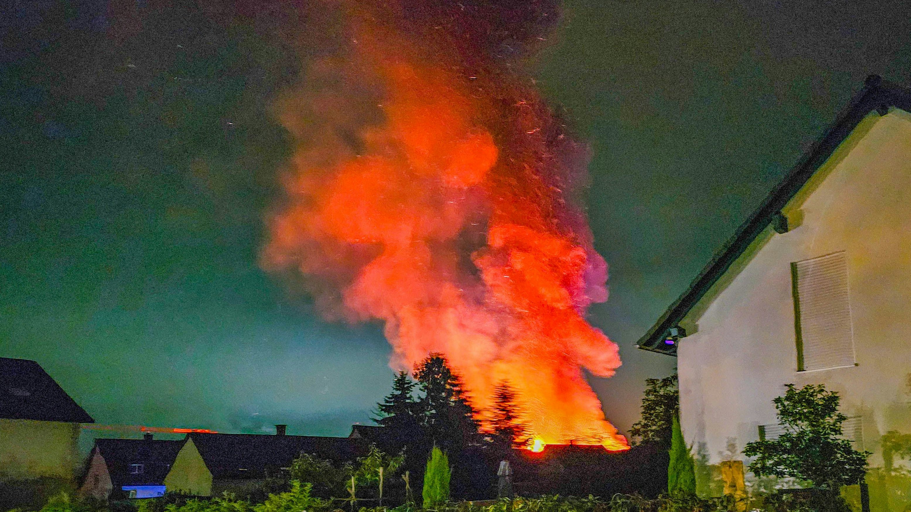Heute.at - Flammeninferno! Mehrfamilienhaus komplett zerstört