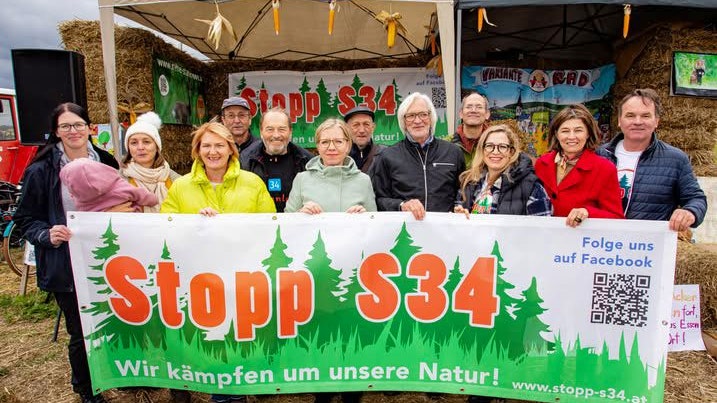 Leonore Gewessler (Mitte) am 5. Oktober 2025 beim Besuch des Protest-Podest-Camps in Nadelbach.