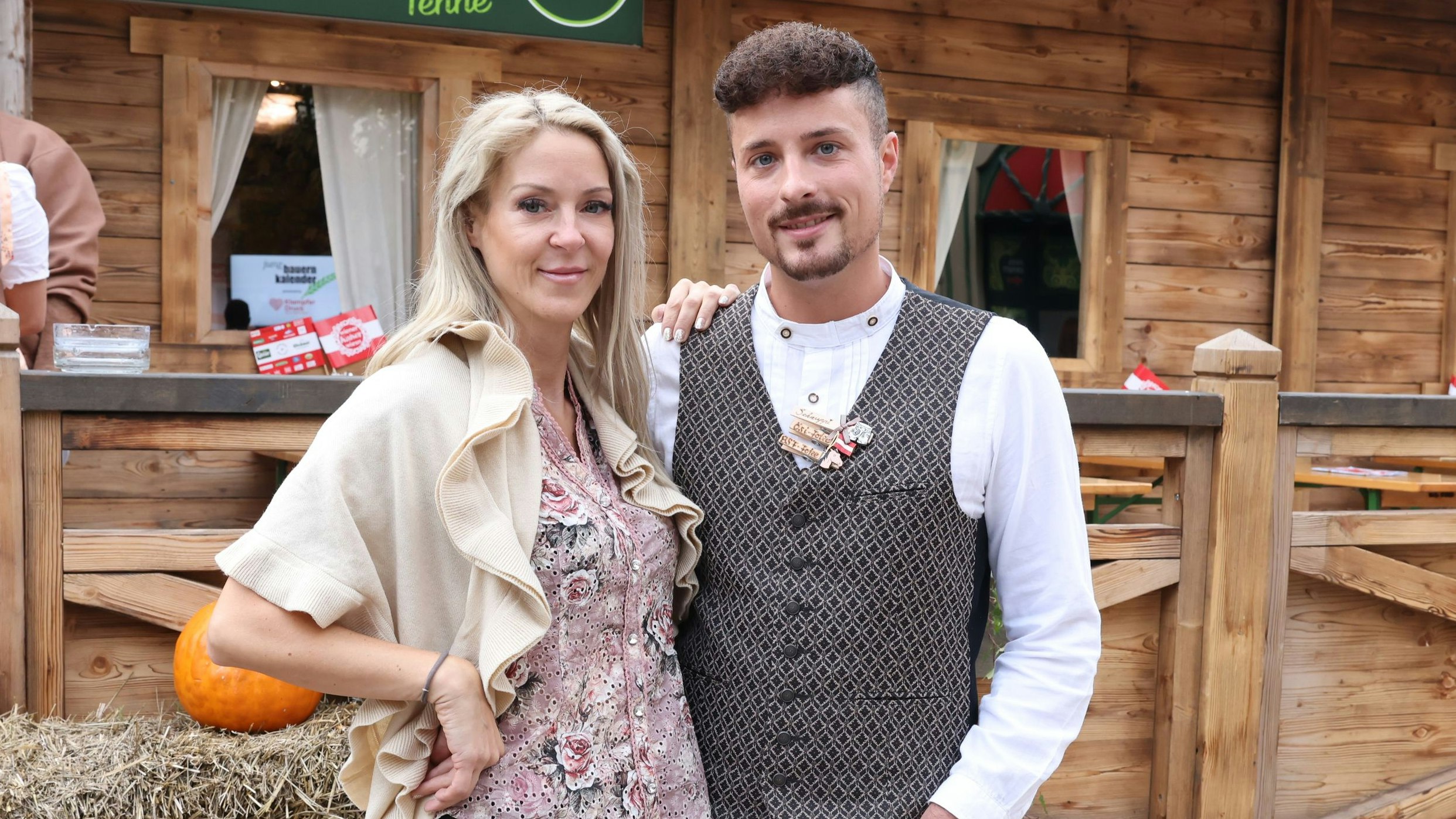 Heute.at - Simone Lugner wird von feschem Jungbauern abgebusselt!