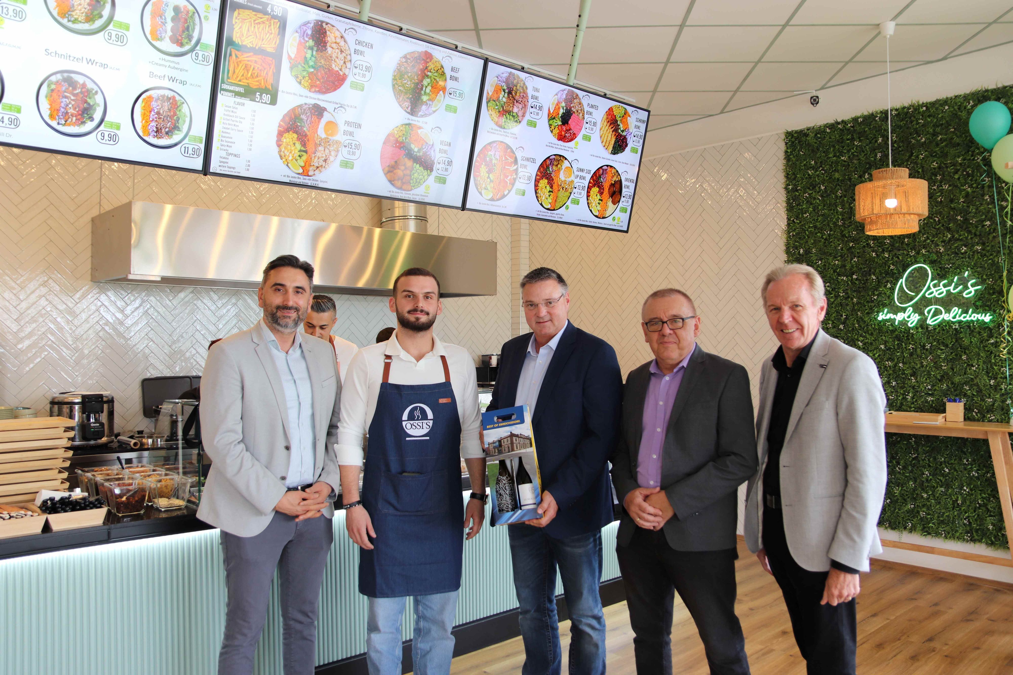 Ossi's Bowl eröffnet in Ebreichsdorf: STR Salih Derinyol, Inhaber Osman Okur, Bgm Abg. z. NR Wolfgang Kocevar, STR Harald Kuchwalek, Vize-Bgm. Christian Pusch (v.l.)