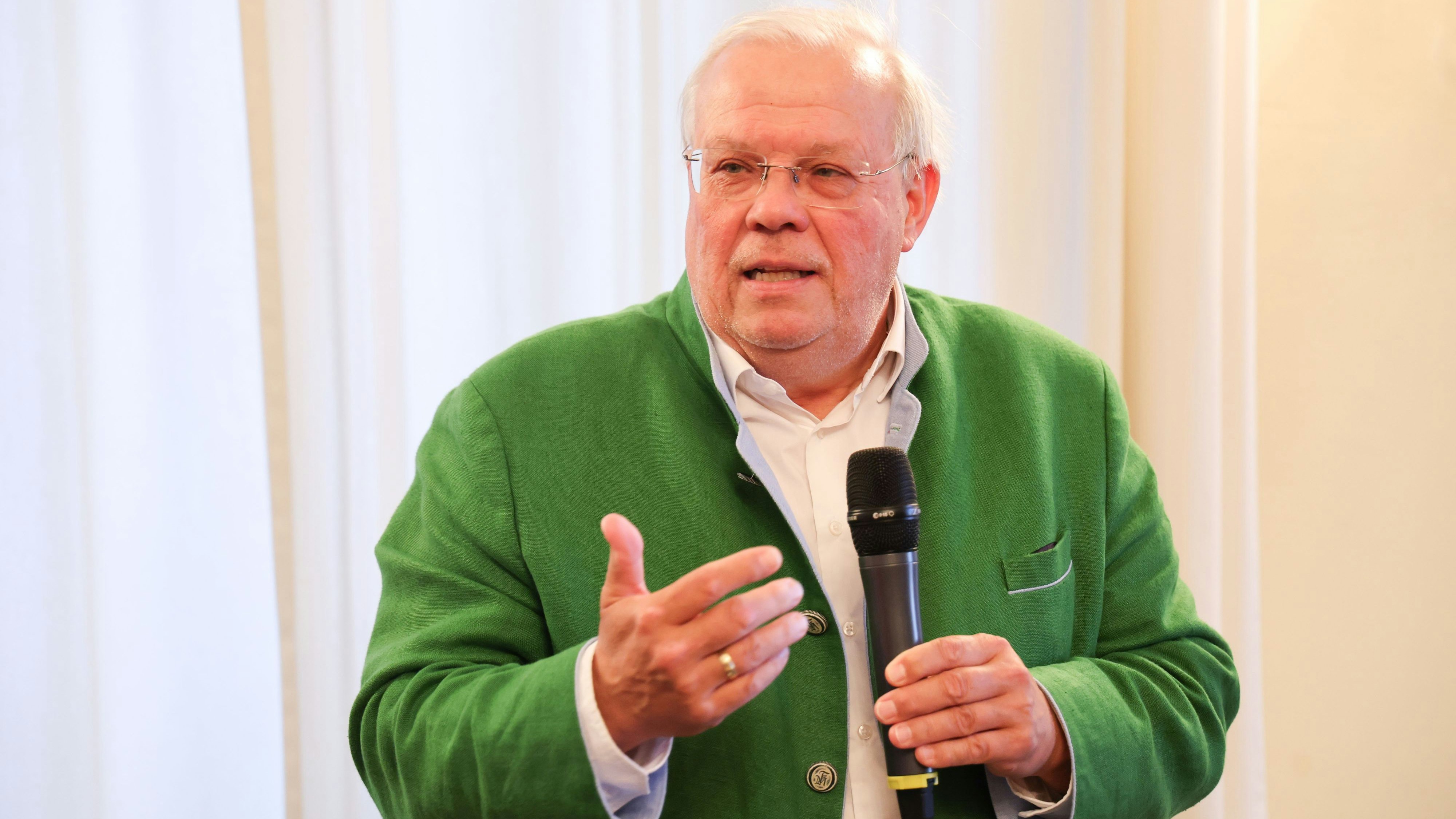 Heute.at - Plötzlich reißt er die Kalaschnikow hoch und schießt