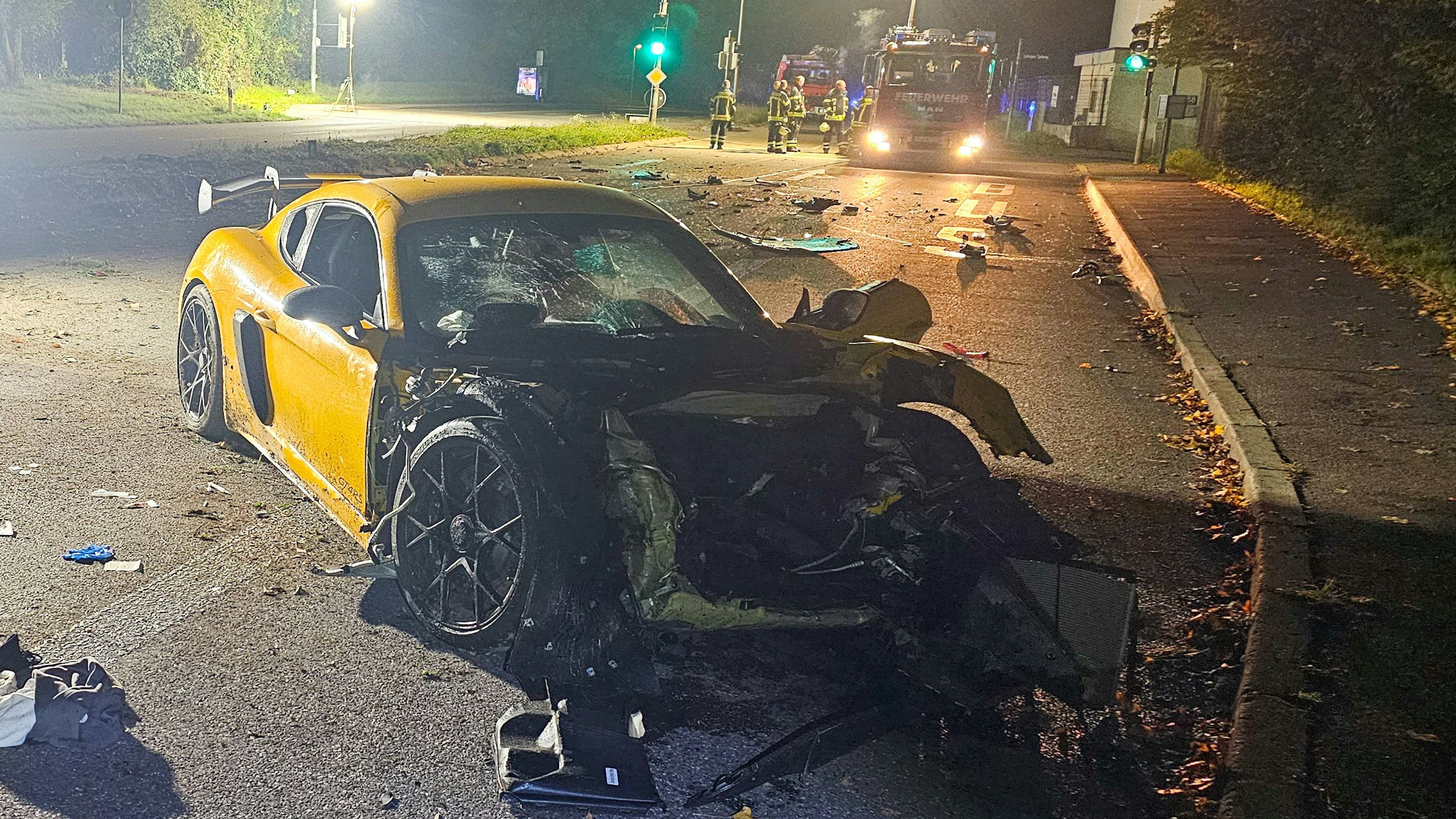 Heute.at - Riesiges Trümmerfeld! Porsche kollidiert mit Mercedes