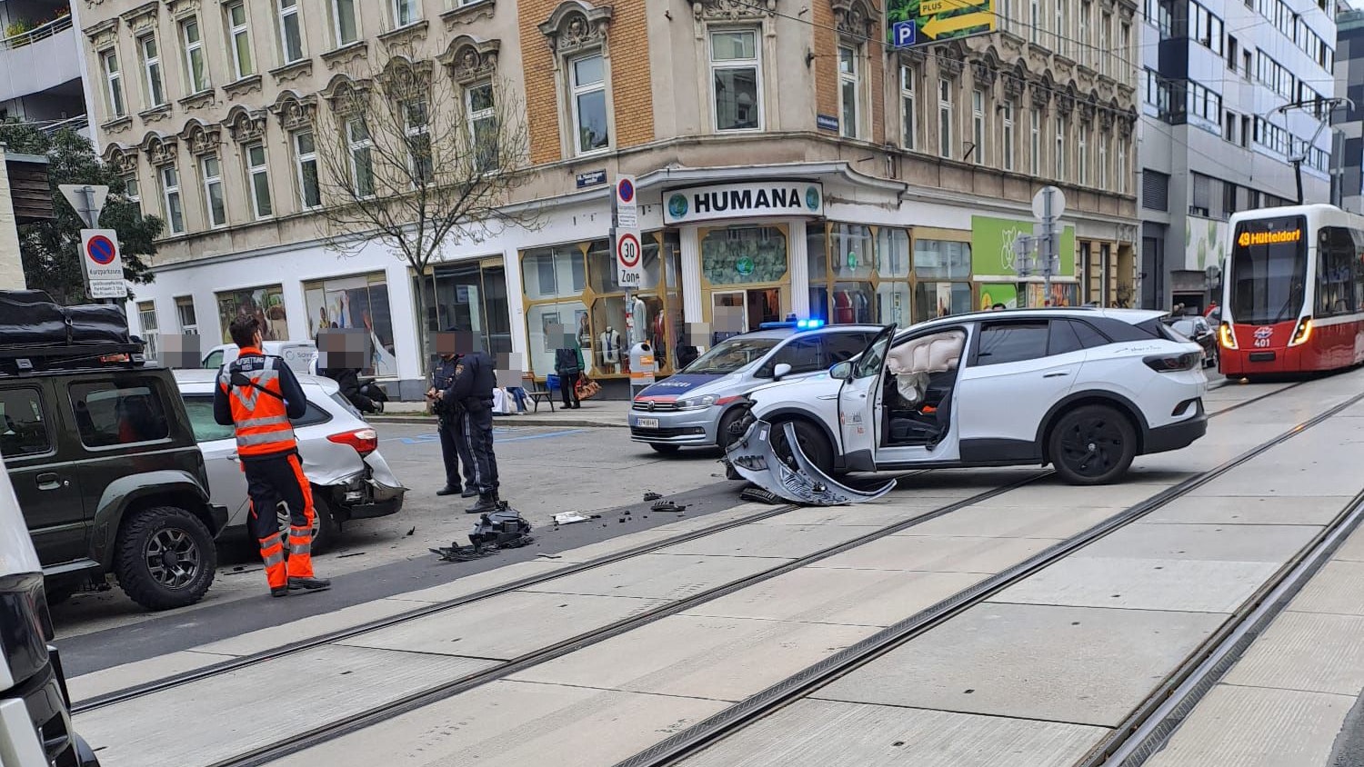 Heute.at - Unfall in Penzing – Auto erfasst Wienerin mit 50 km/h