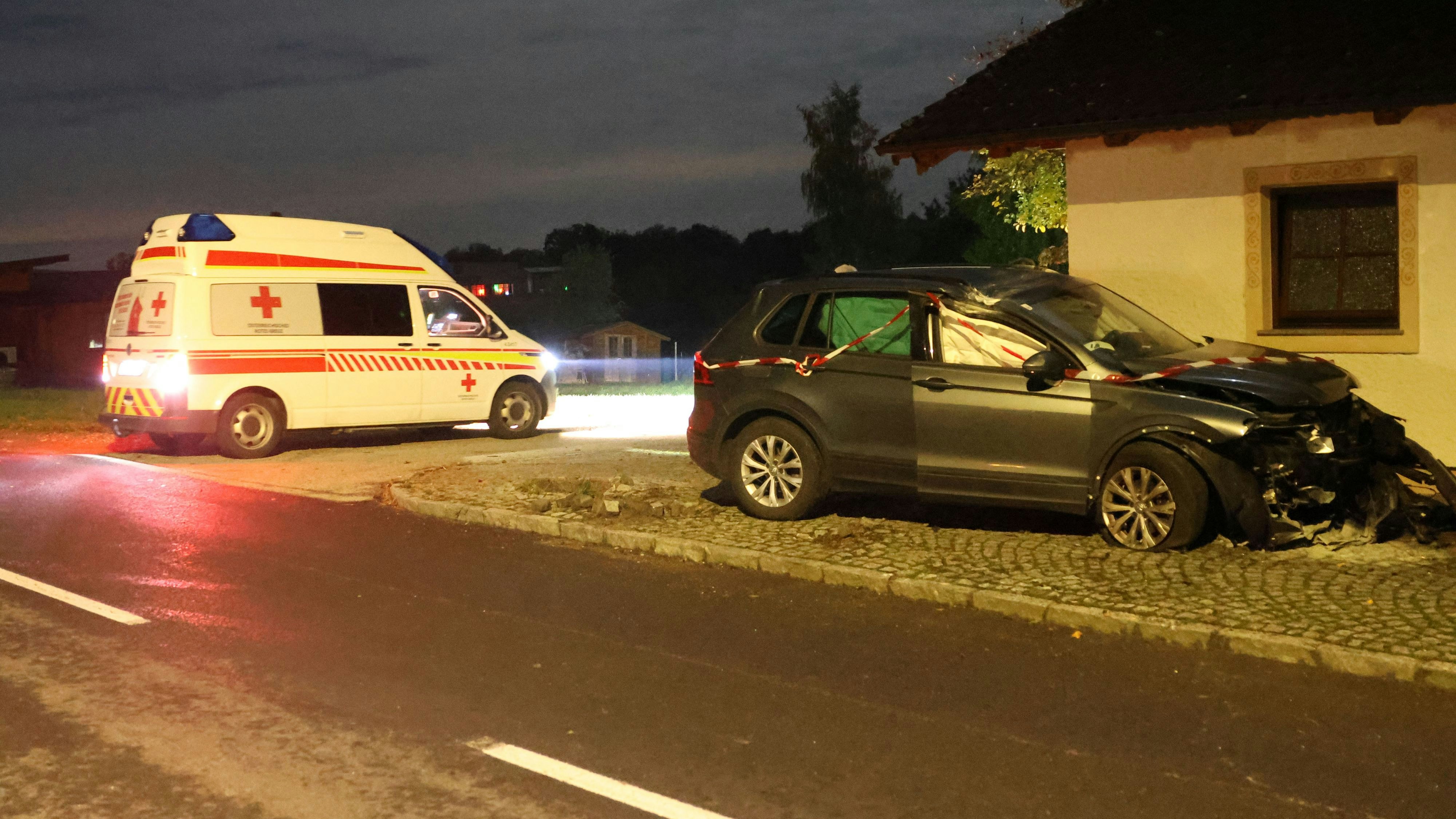 Heute.at - Einsatz in der Nacht! Schwerer Crash auf der L1202