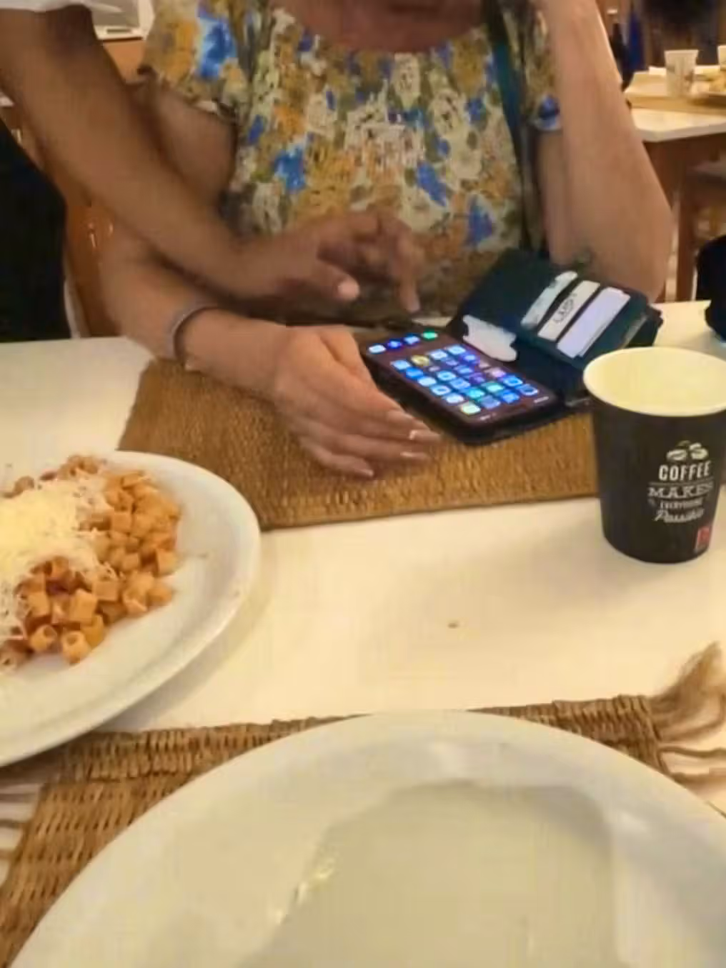 Ein Kellner tippte während des Aufenthalts seine Telefonnummer ins Handy der Mutter ein.