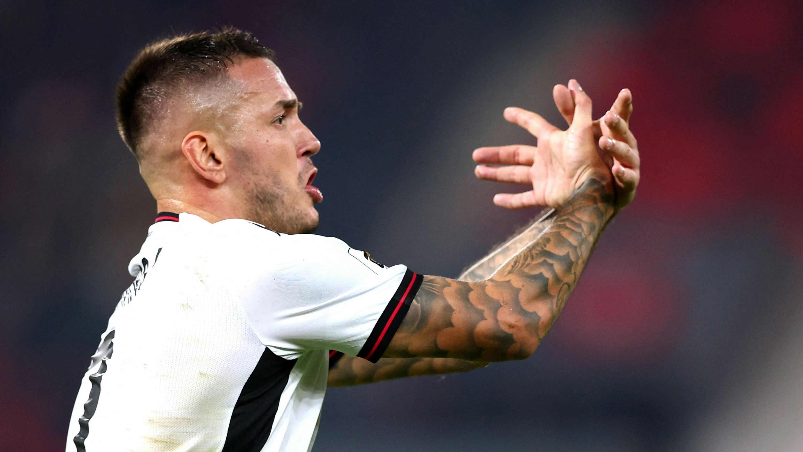 Der Doppeladler-Torjubel von Albaniens Torschütze Rey Manaj. 