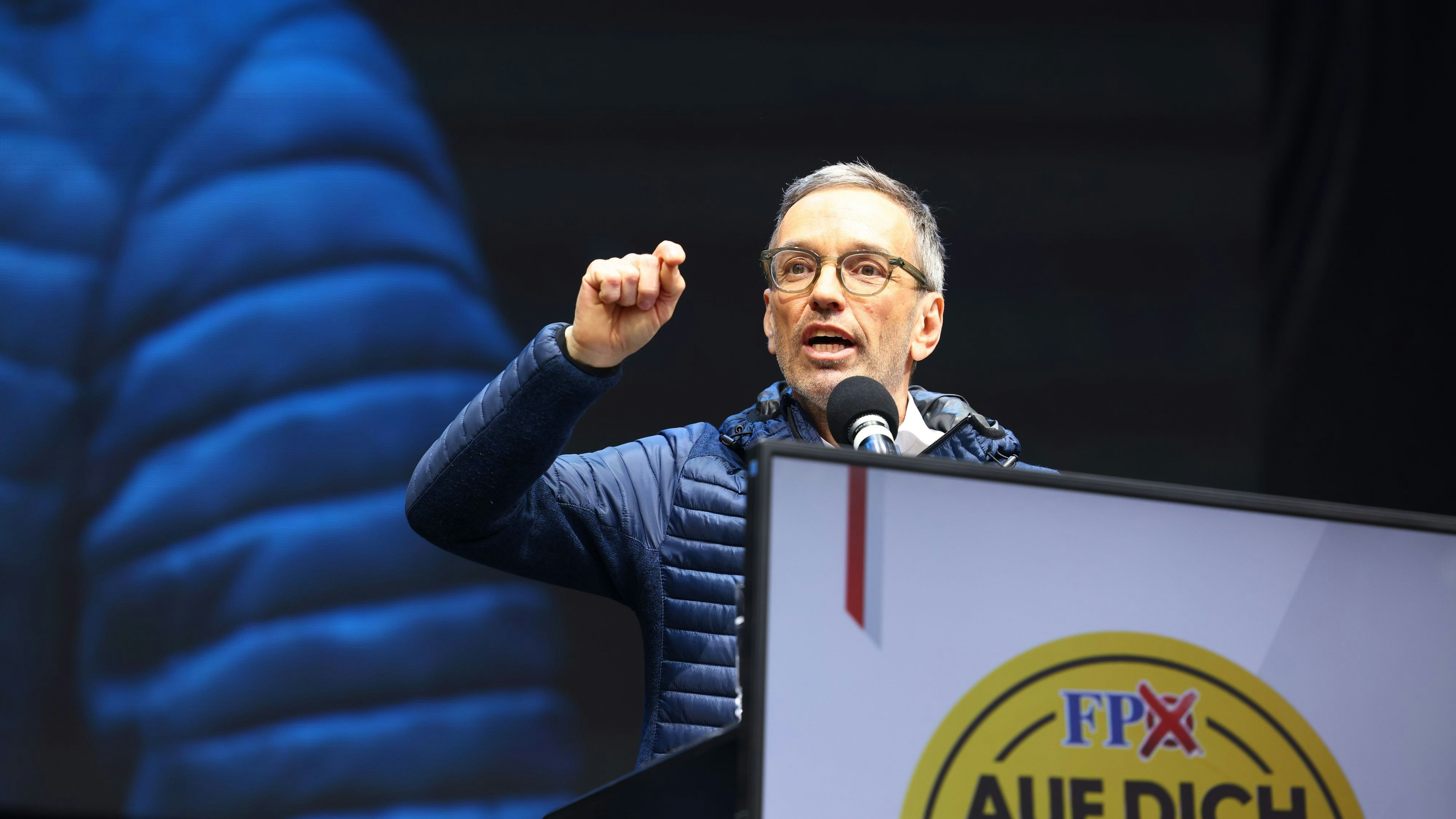 Heute.at - Ein Henderl rupfen – Kickl teilt gegen Bischof aus