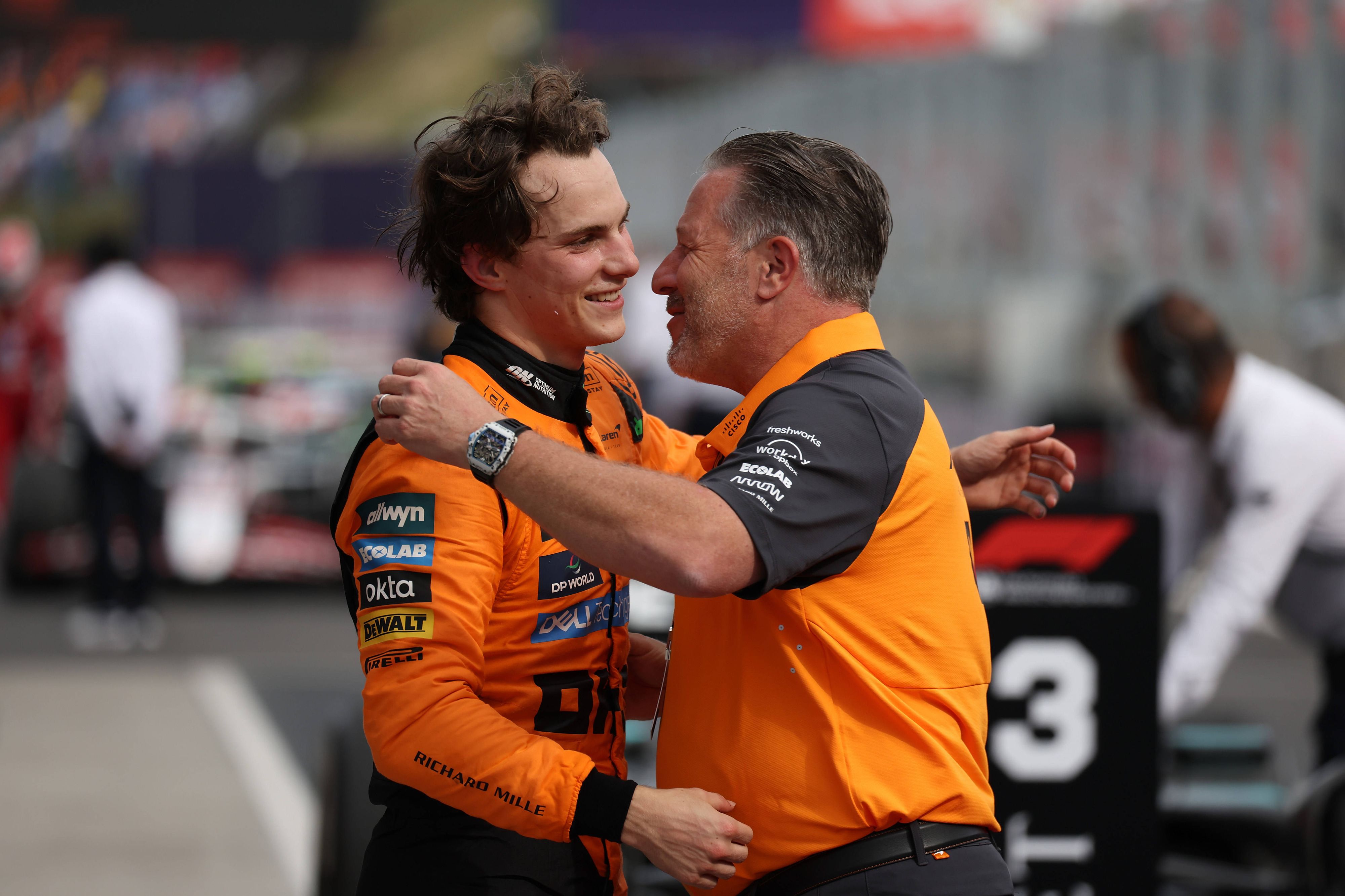 McLaren-Teamchef Zak Brown und Oscar Piastri, der WM-Führende der Formel 1. 