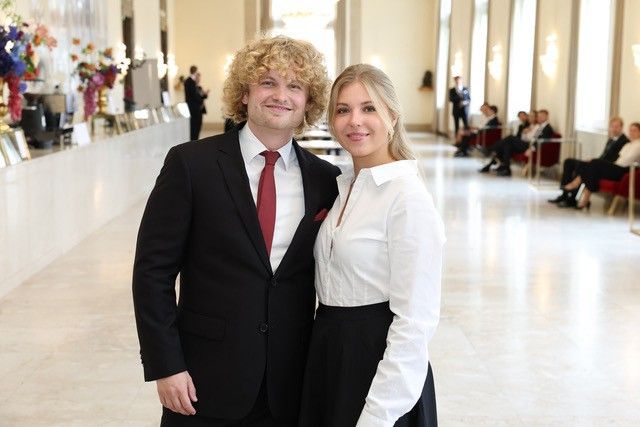 Dr. Bohl tanzt mit seiner Freundin Léa