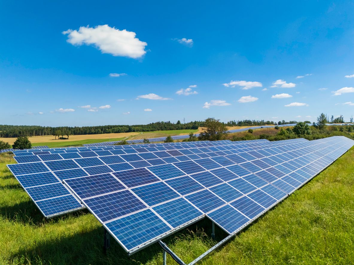 Unbekannte Täter haben mehrere Module einer Photovoltaik-Freiflächenanlage beschädigt.