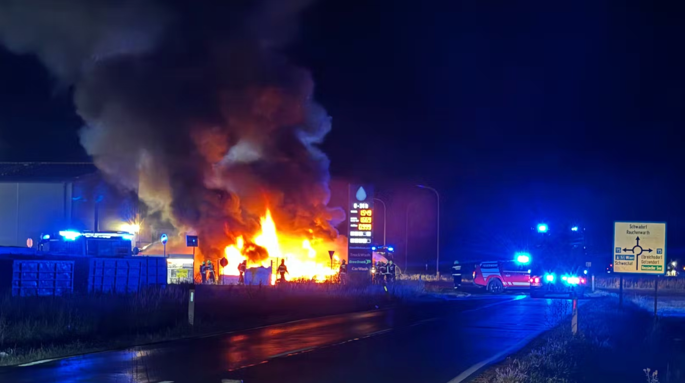 Feuerinferno in Himberg: Rund 70 Feuerwehrkräfte standen im Einsatz