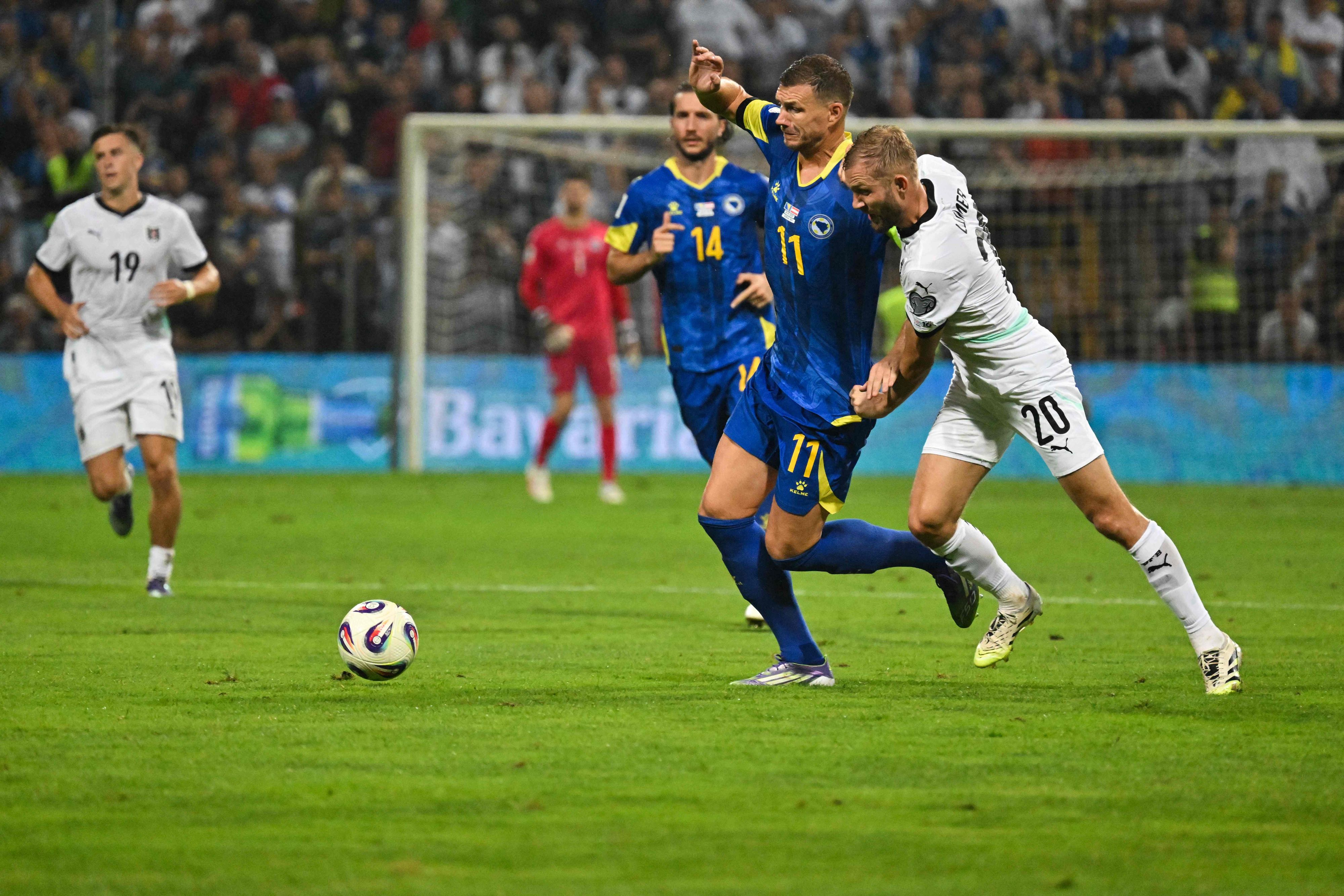 Edin Dzeko gegen Konrad Laimer. 