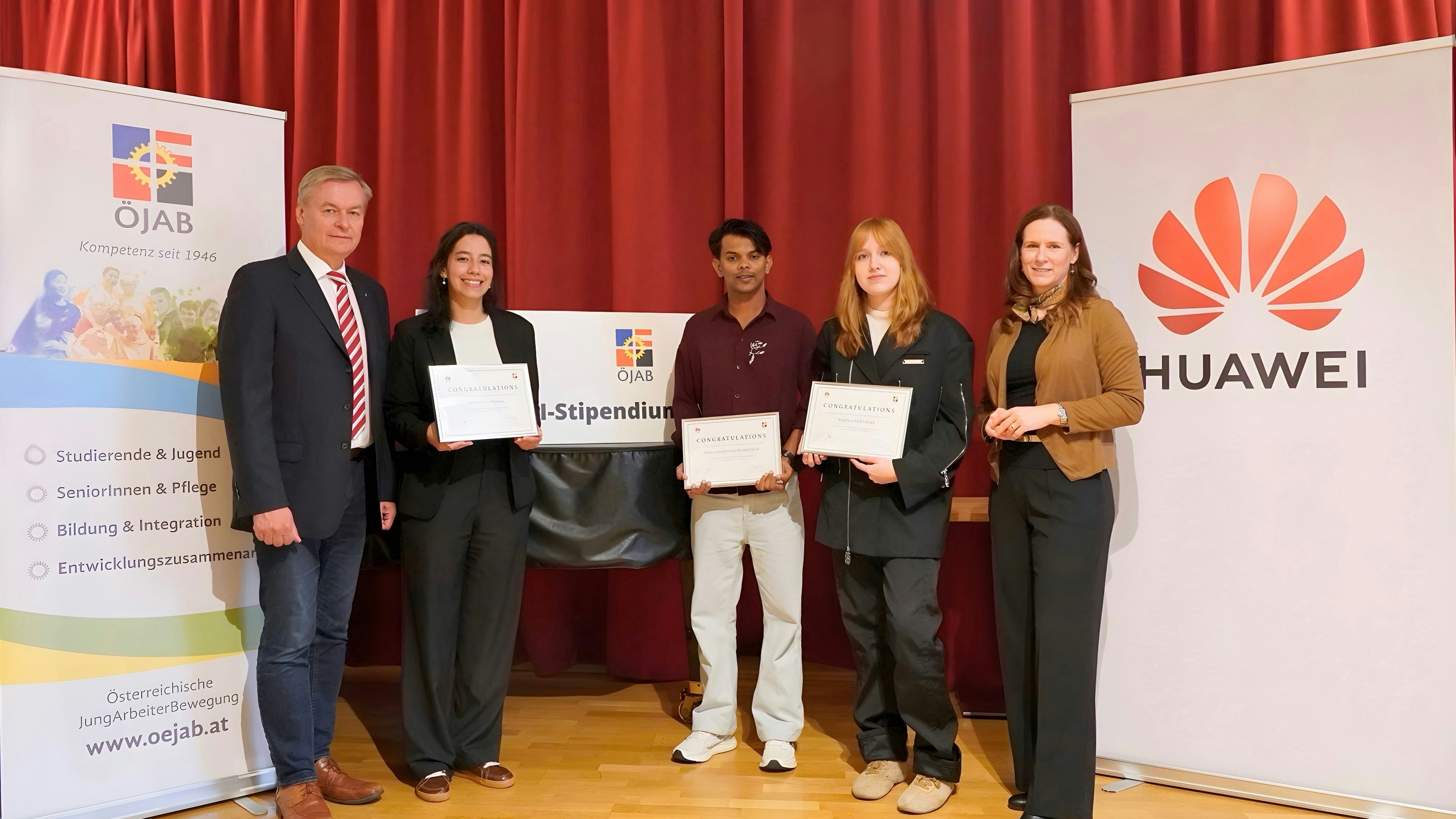 Huawei Austria und ÖJAB überreichen drei Wohnstipendien.