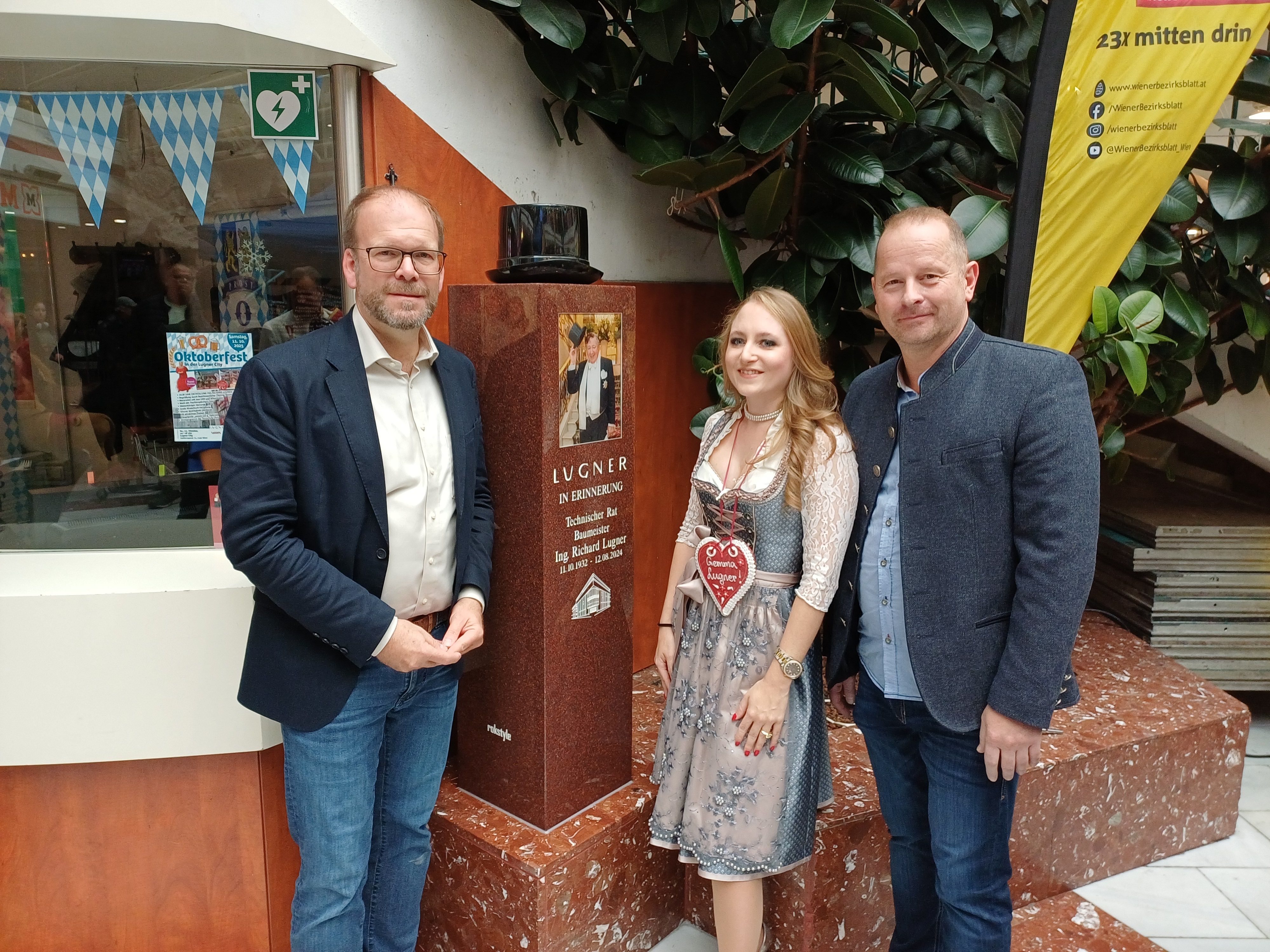 Bezirksvorsteher des 15. Wiener Gemeindebezirks, Dietmar Baurecht, Jacqueline Lugner und Alexander Hanel, Geschäftsführer Rokstyle (v.l.).