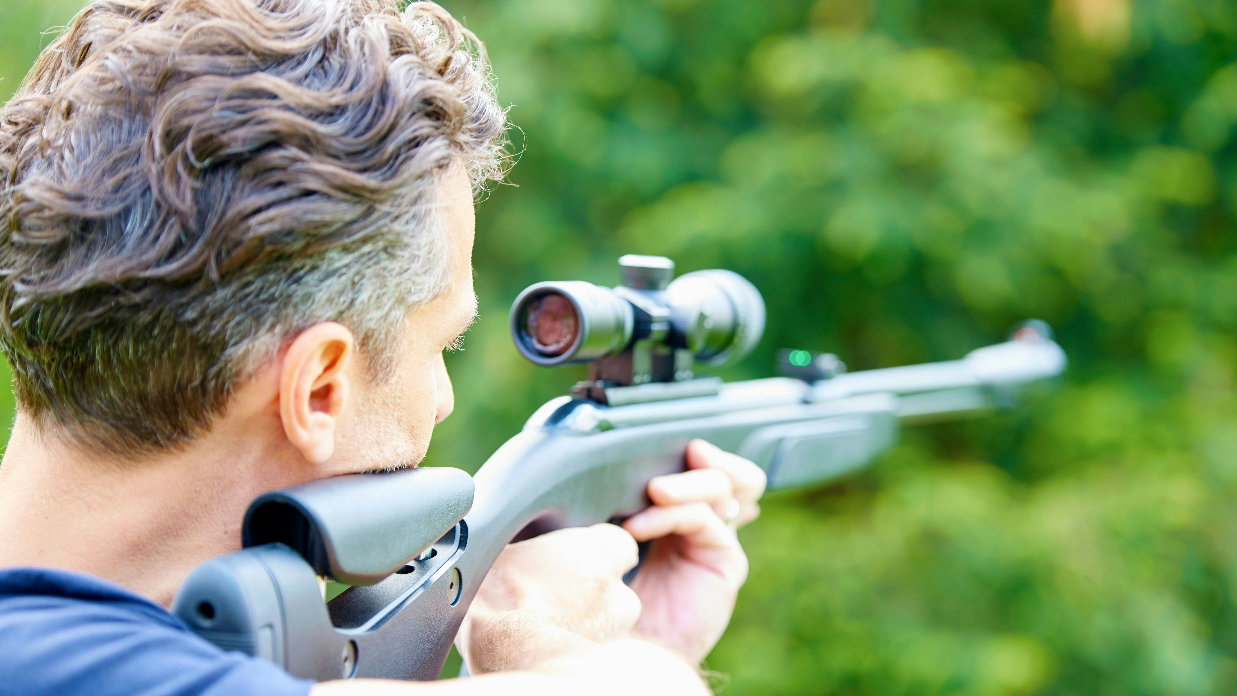  Ein 31-Jähriger dürfte versehentlich die achtjährige Tochter seiner Lebensgefährtin mit einem Luftdruckgewehr verletzt haben.