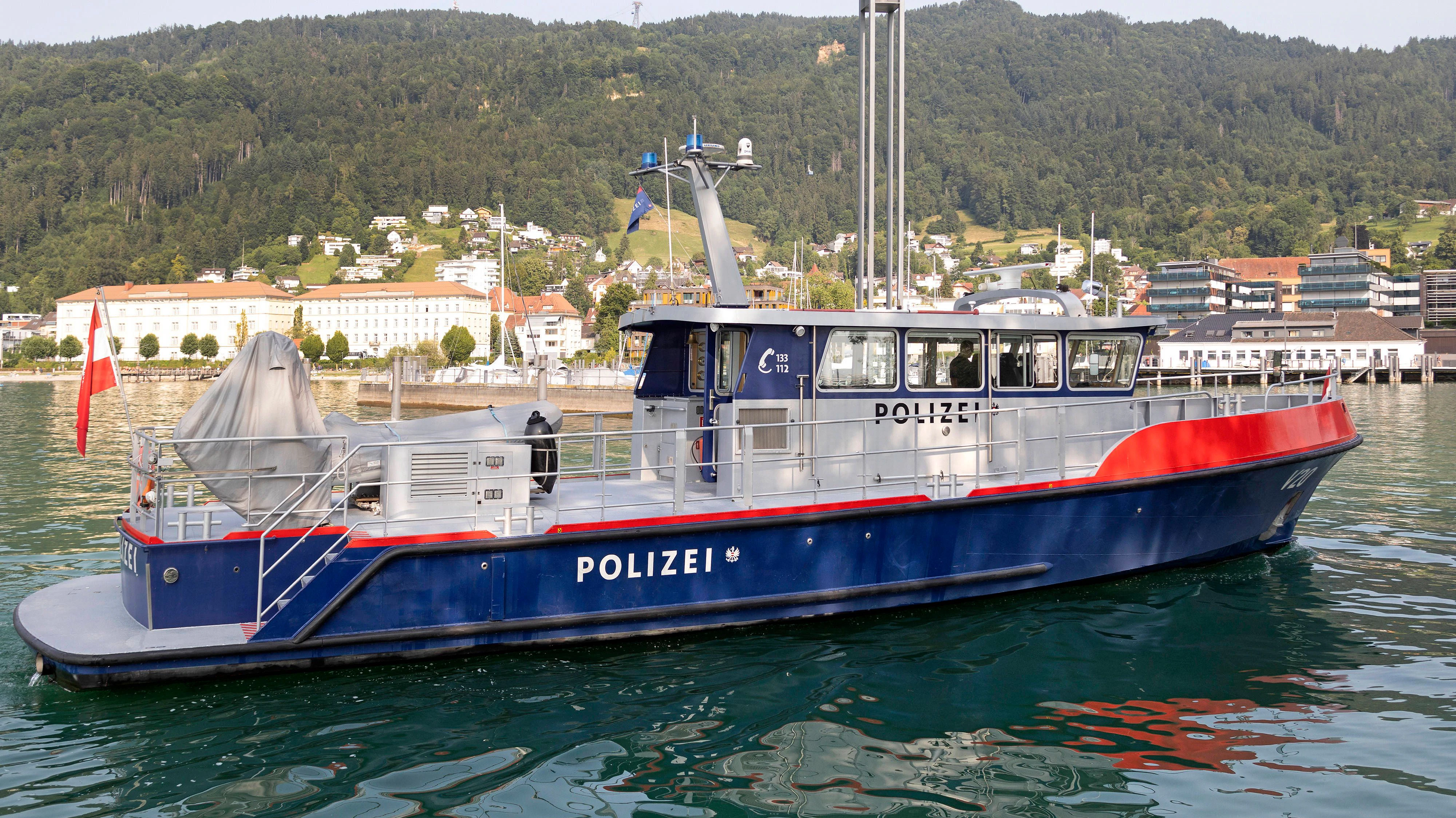 Polizeiboote standen zur Rettung im Einsatz. (Archivbild)
