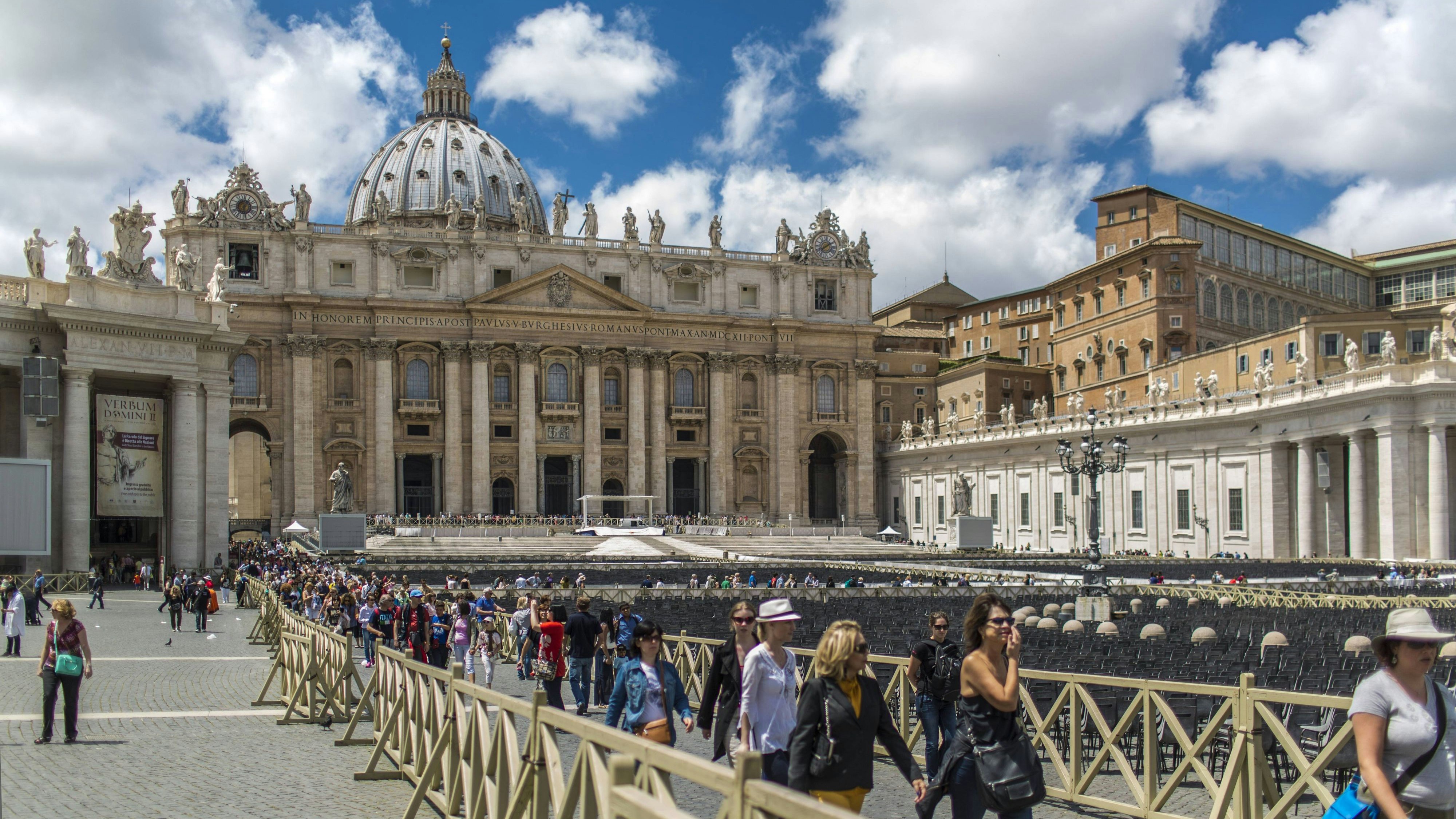 Heute.at - Mann uriniert auf Petersdom-Altar – Papst entsetzt