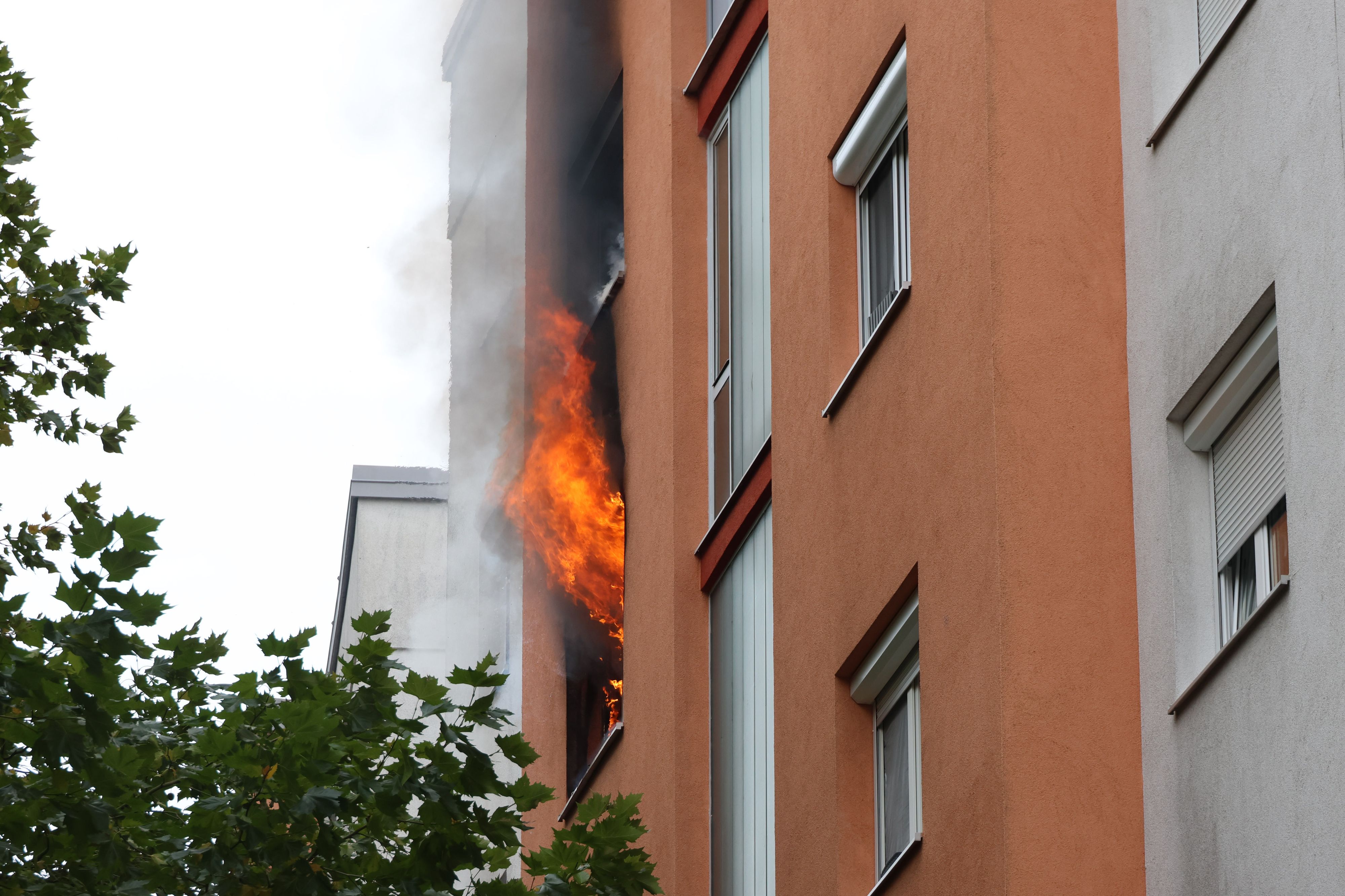 Bei einem großen Brand in einem Mehrparteienhaus gab es Verletzte.