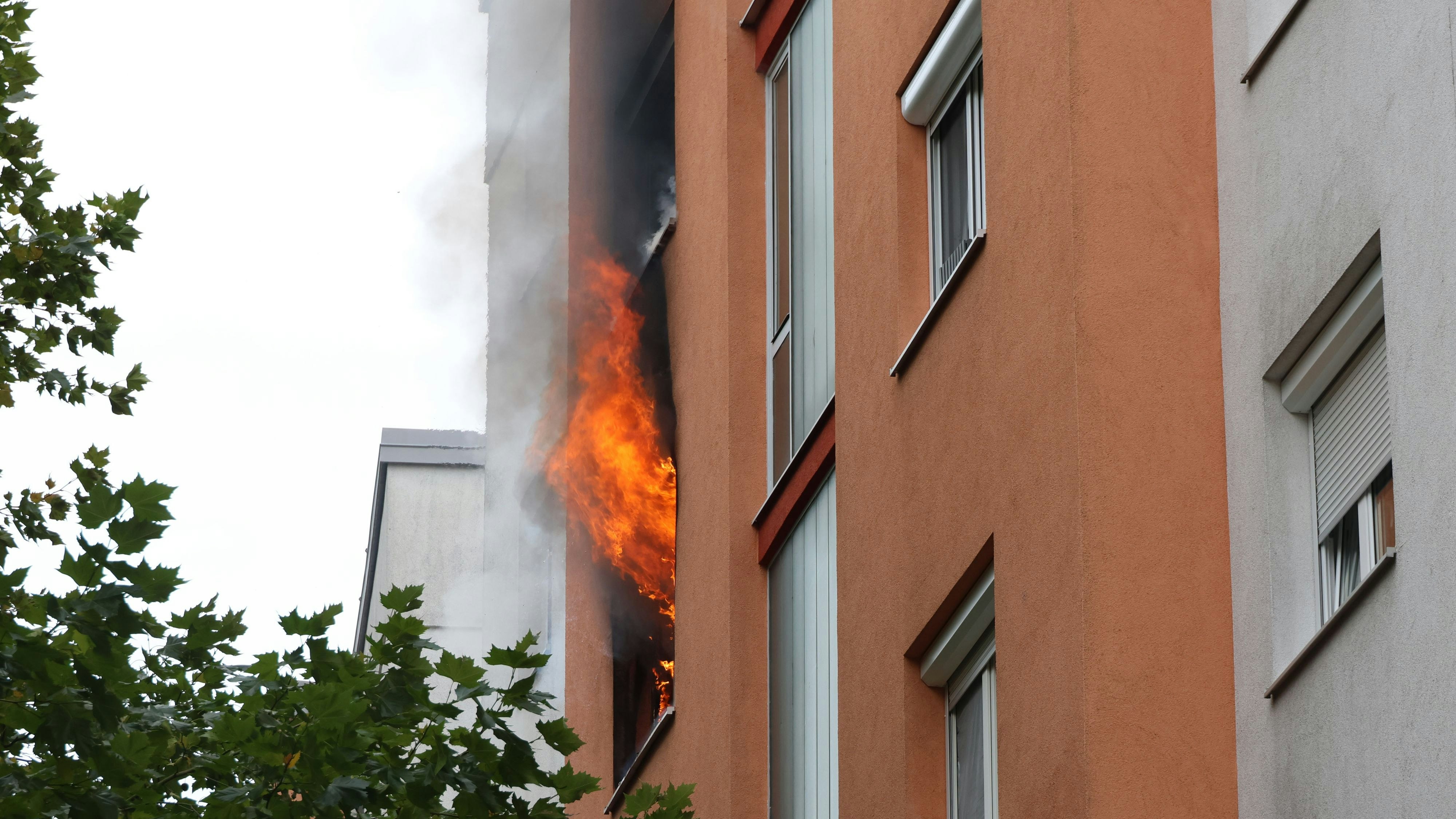 Bei einem großen Brand in einem Mehrparteienhaus gab es Verletzte.