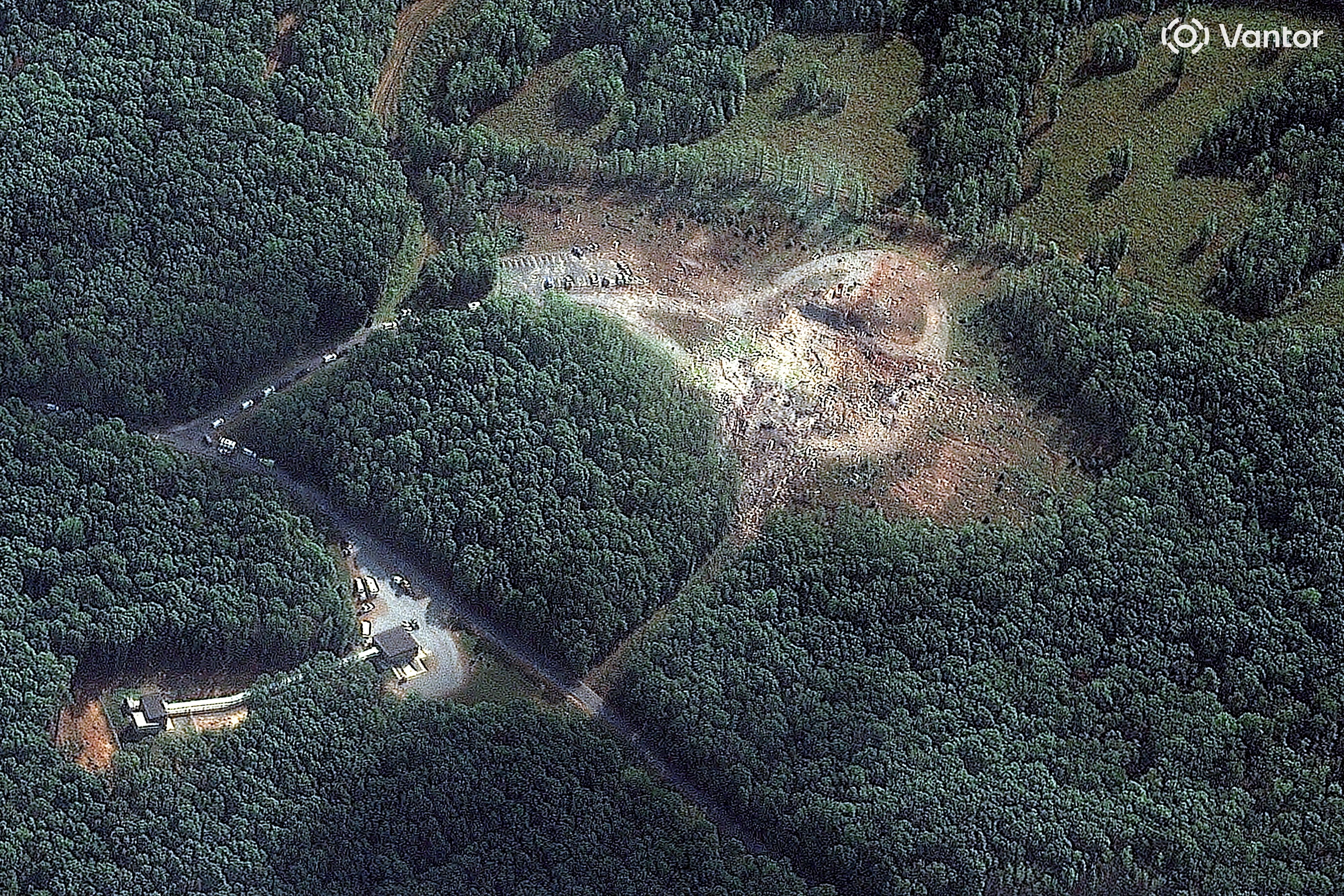 Ein Gebäude auf dem Firmengelände wurde bei dem Unglück komplett zerstört, wie US-Medien am Samstag berichteten.