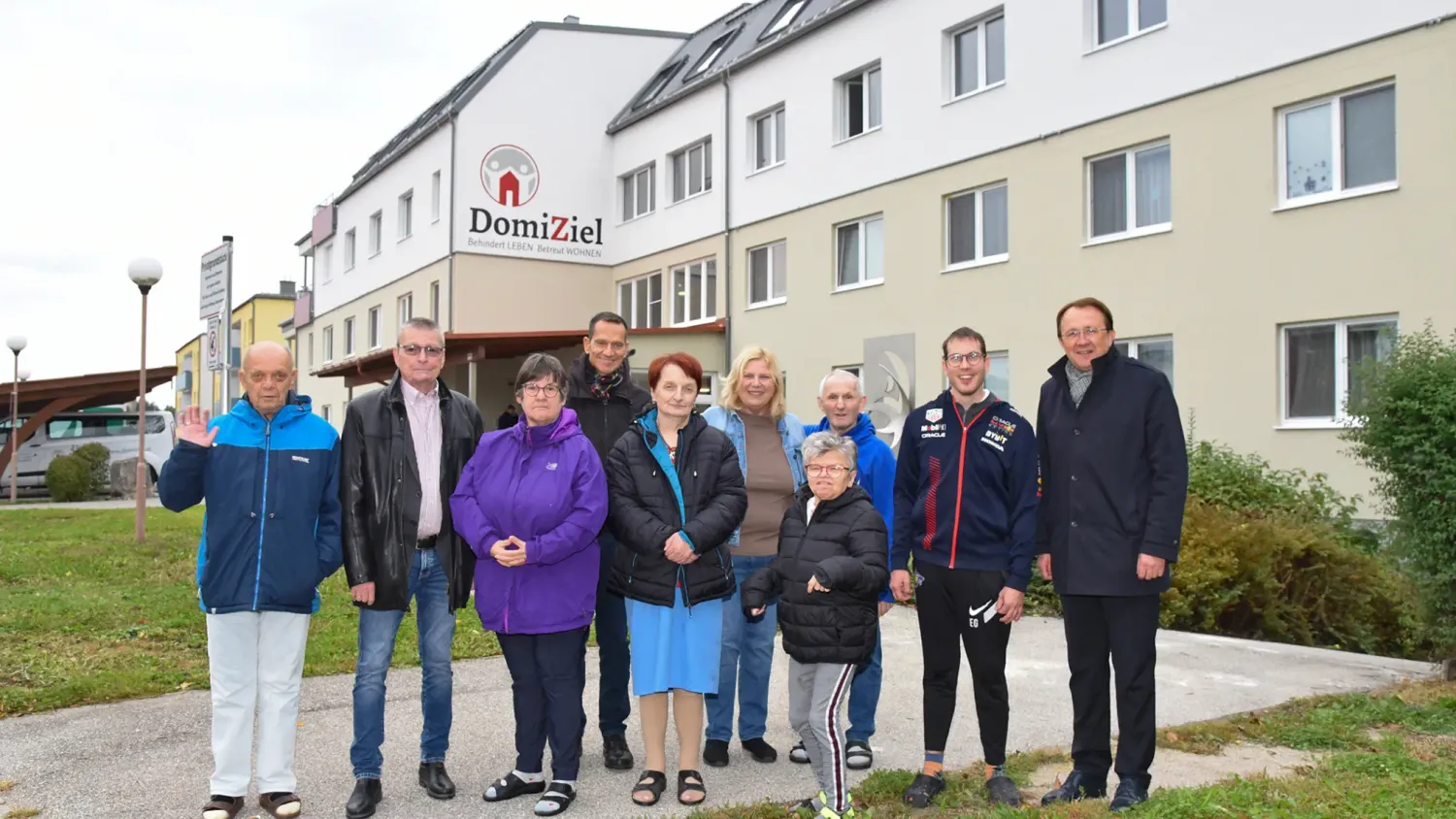 Gemeinsam mit Sozialamtsleiter Peter Eigelsreiter besuchte Bürgermeister Matthias Stadler die Bewohner:innen des DomiZiel Spratzern sowie dessen Obmann Dietmar Fenz und die Heimleiterin Verena Tschoner. Dabei konnte bereits der fertige Zubau besichtigt werden.