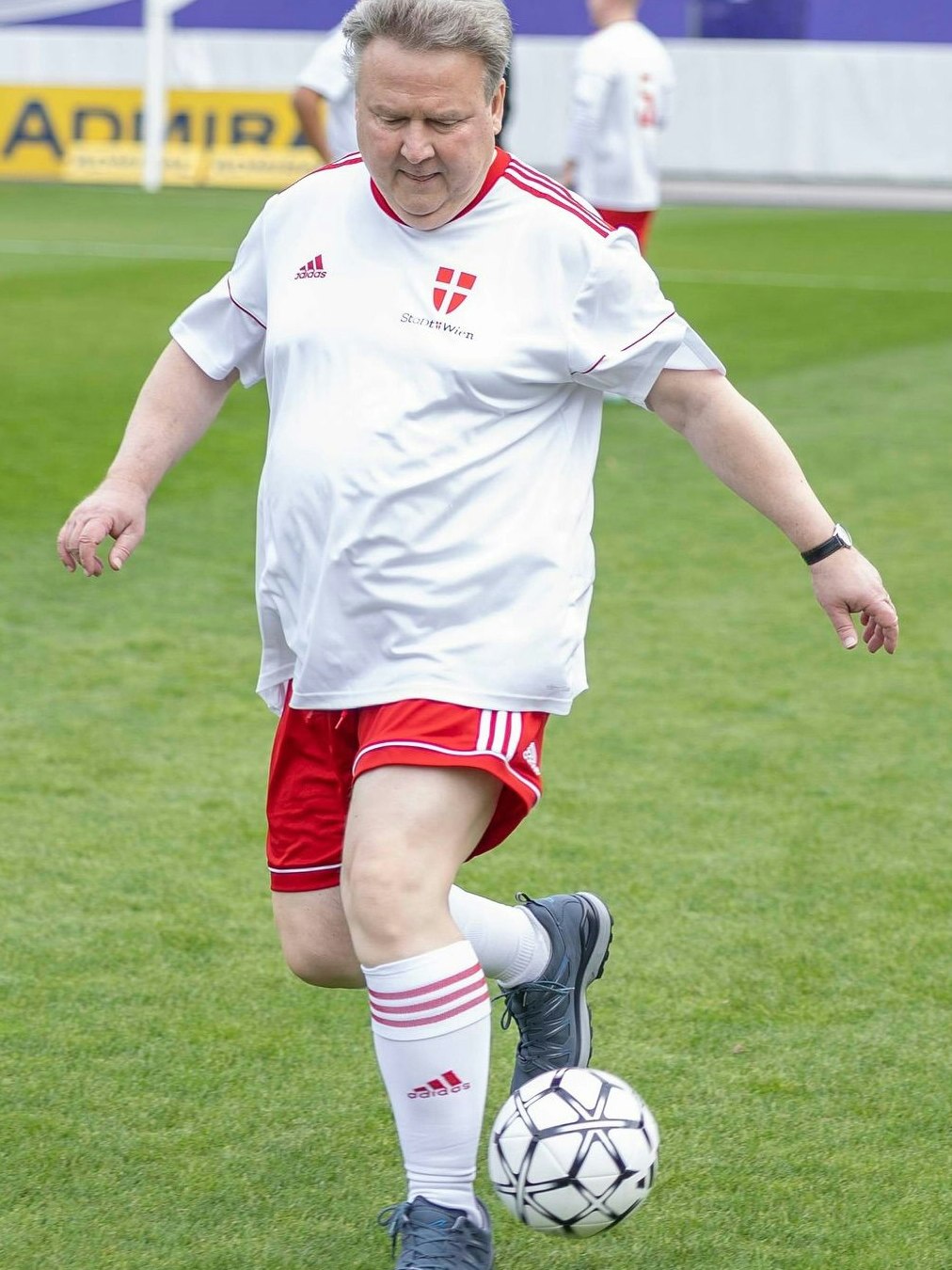 Bürgermeister Michael Ludwig zeigt Können am Platz.