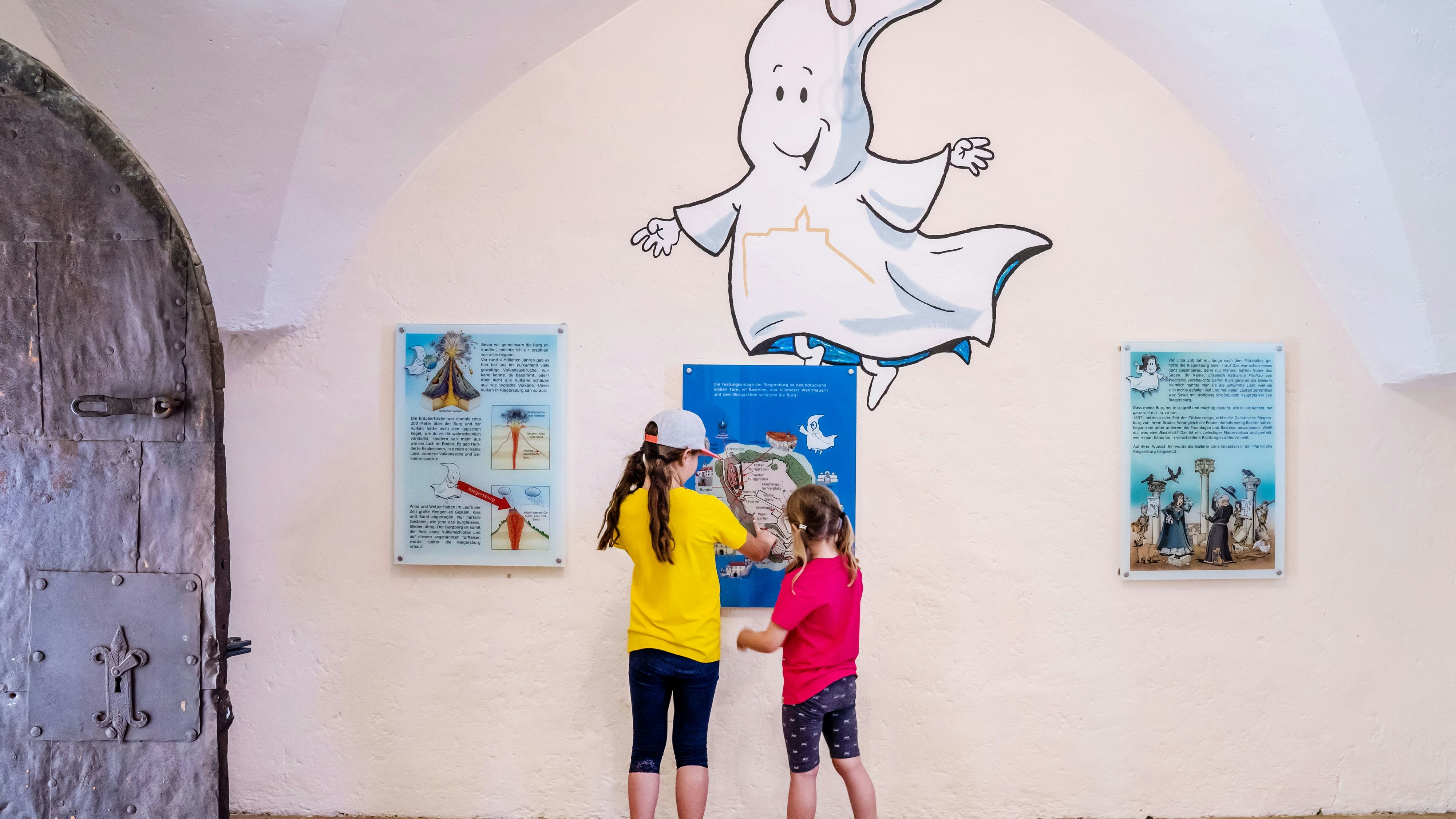 Kinder entdecken die Riegersburg gemeinsam mit Burggeist Rüdiger.