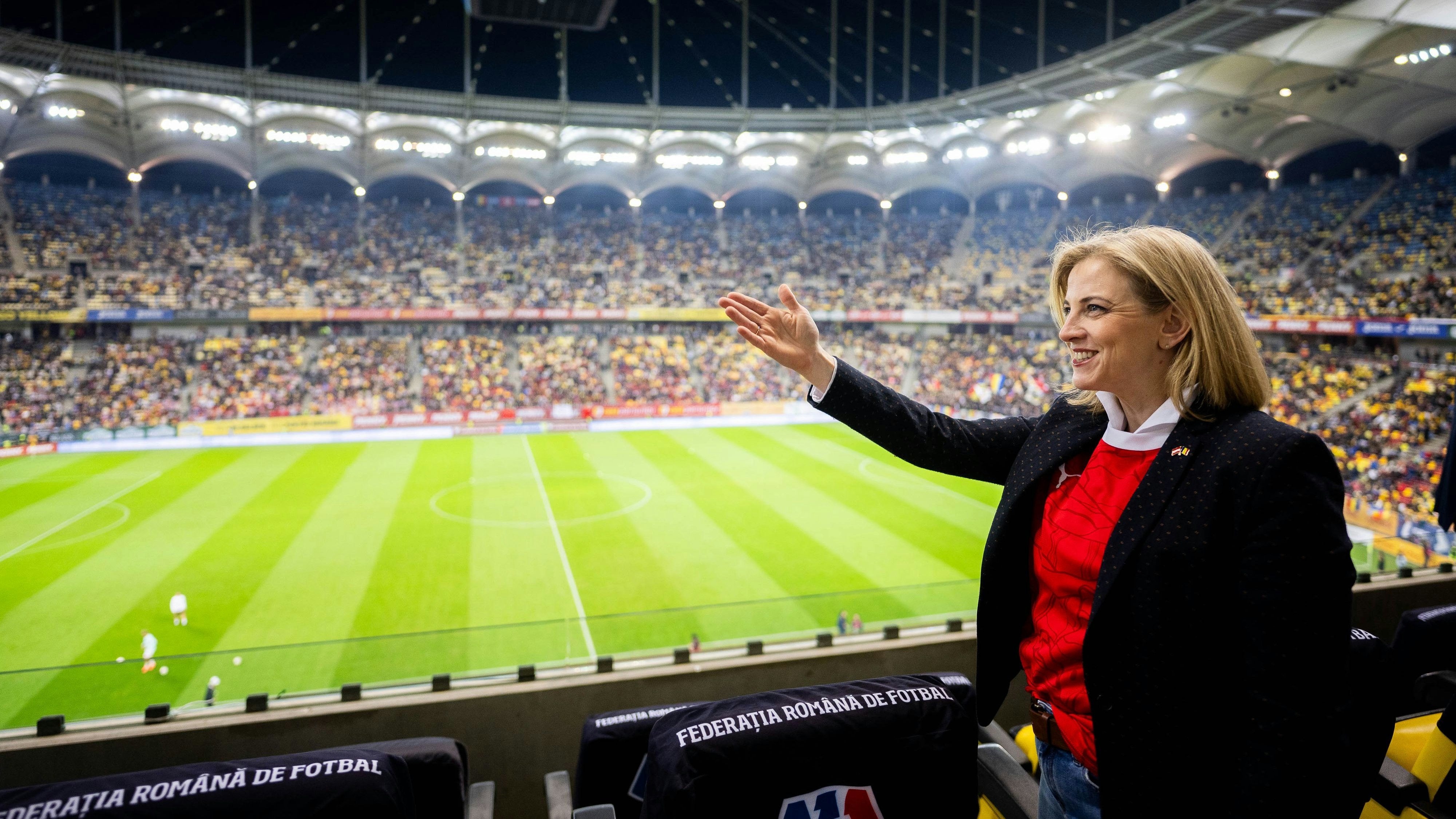 Außenministerin Beate Meinl-Reisinger in der Arena Nationala in Bukarest