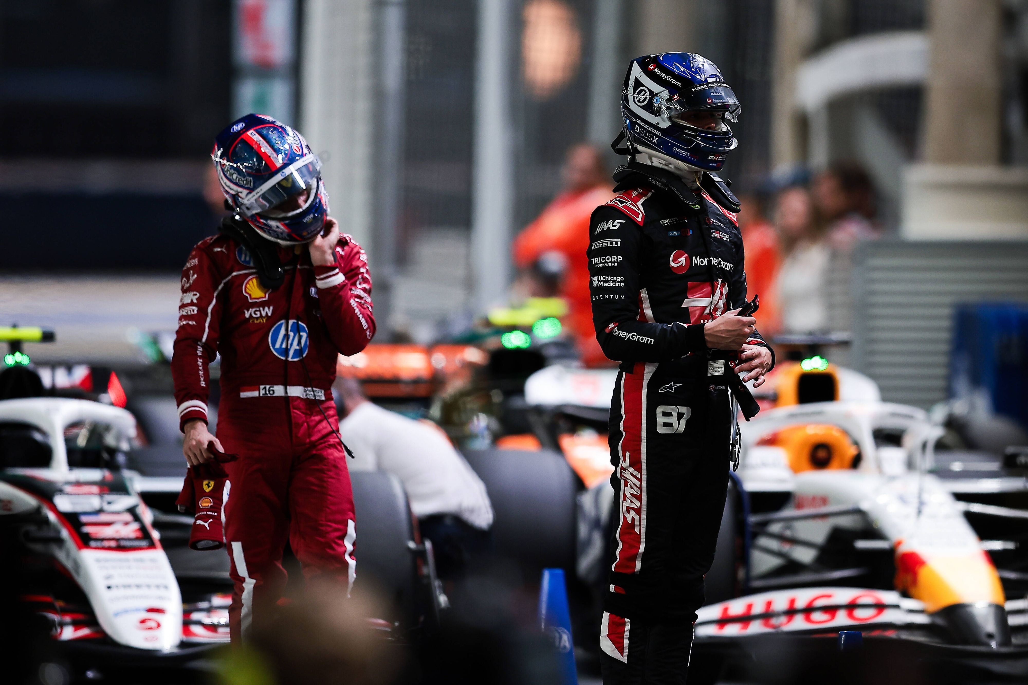 Esteban Ocon (r.) fährt für Haas F1.