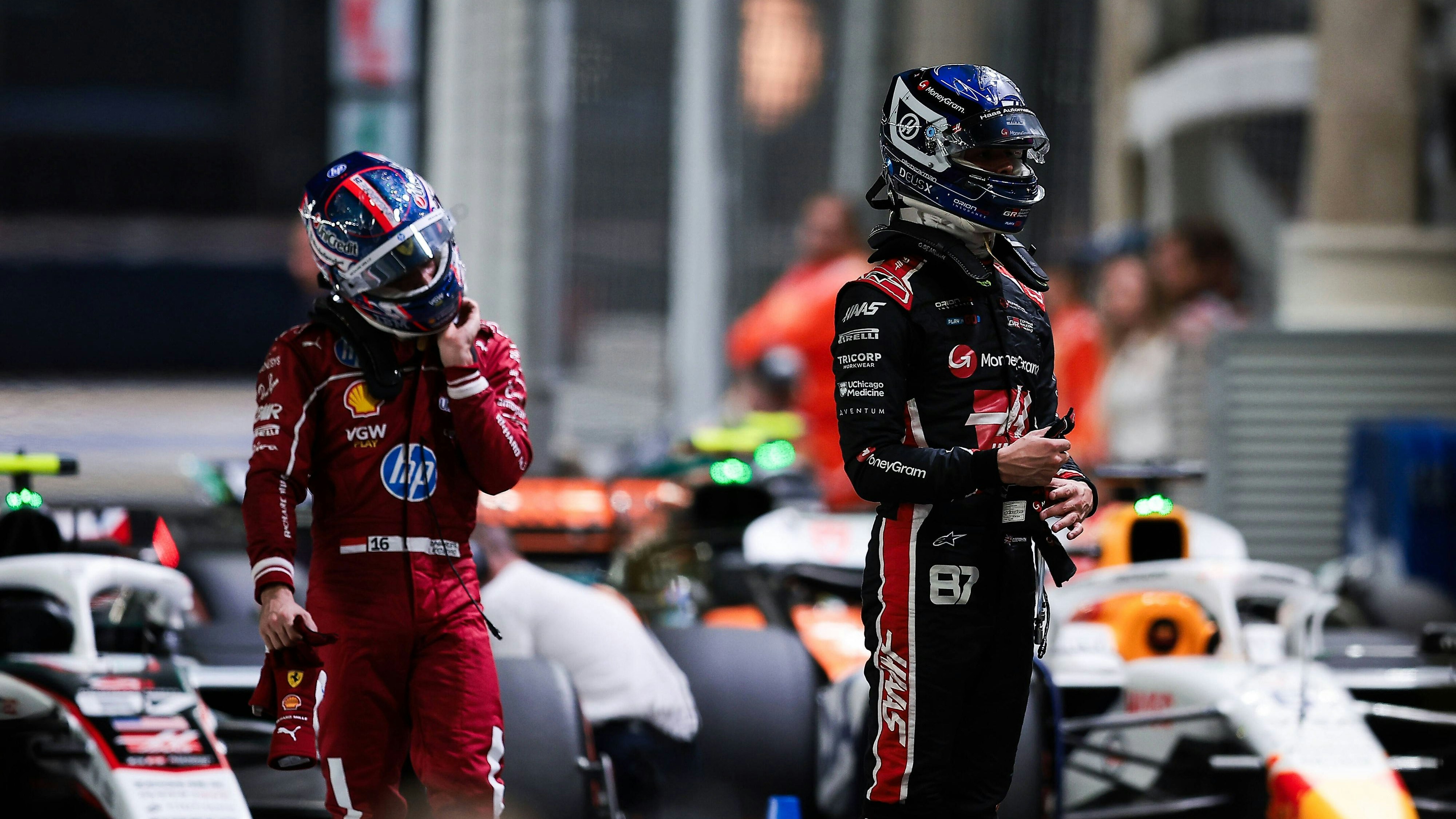 Esteban Ocon (r.) fährt für Haas F1.