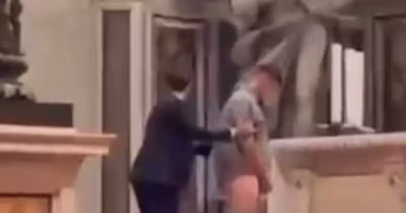 Ein Mann ist im Petersdom bis zum Hauptaltar vorgedrungen und hat dort vor zahlreichen Besuchern uriniert.